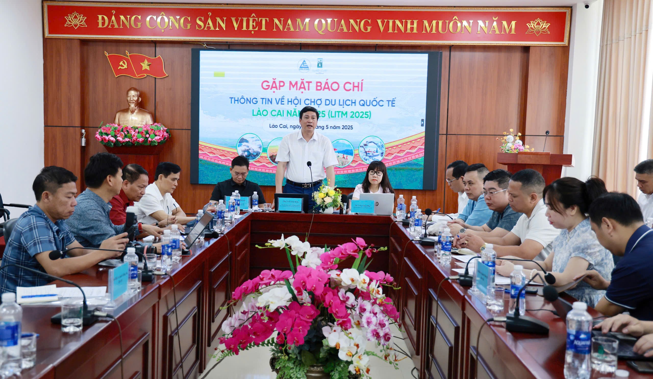 Quang cảnh buổi gặp mặt. z6573105757945-46c0f3caf23d249baee332cc291afd88.jpg