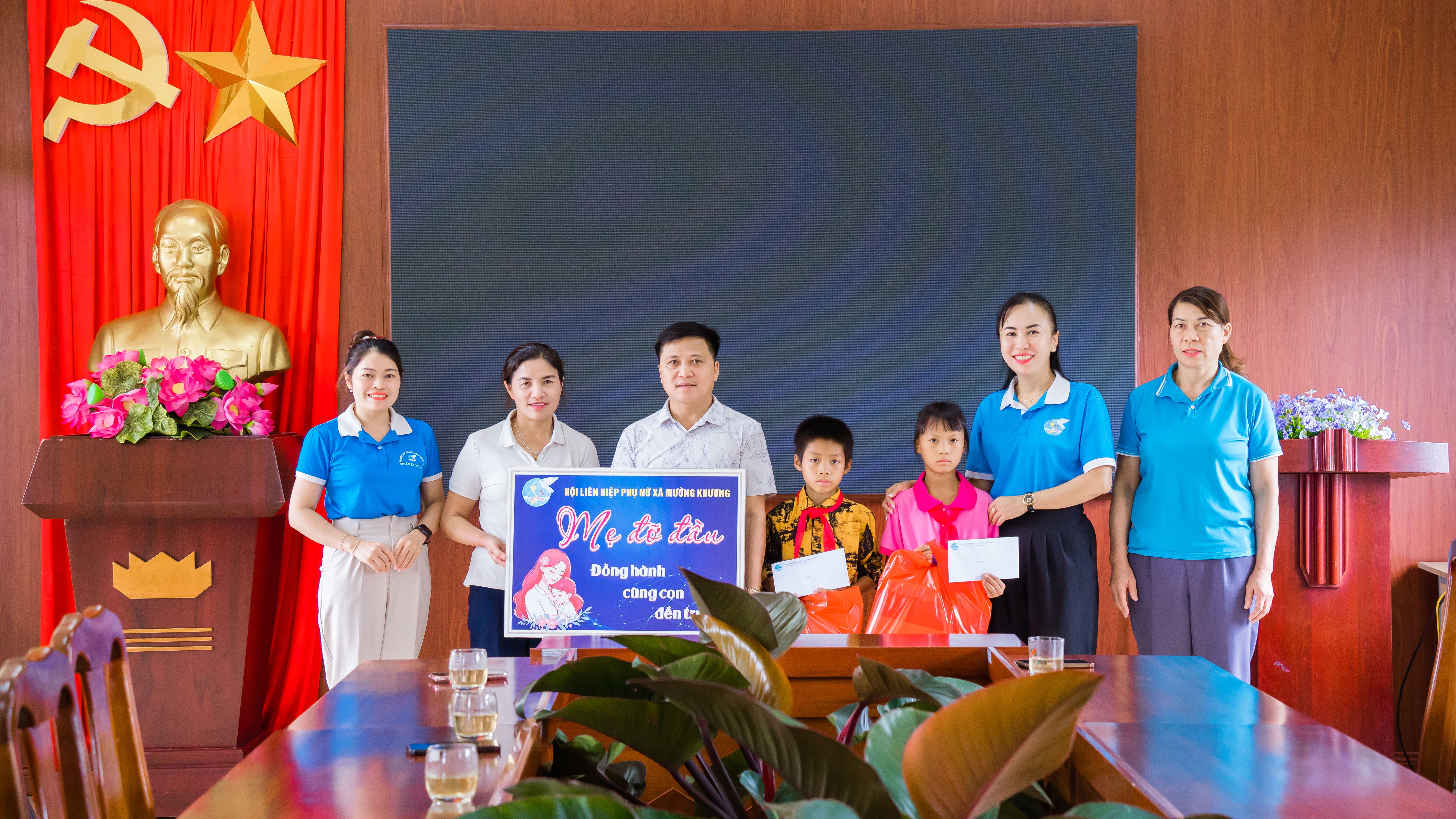 Cán bộ Hội phụ nữ xã Mường Khương thăm và tặng quà các con trong dịp đầu năm học mới. dsc06980.jpg