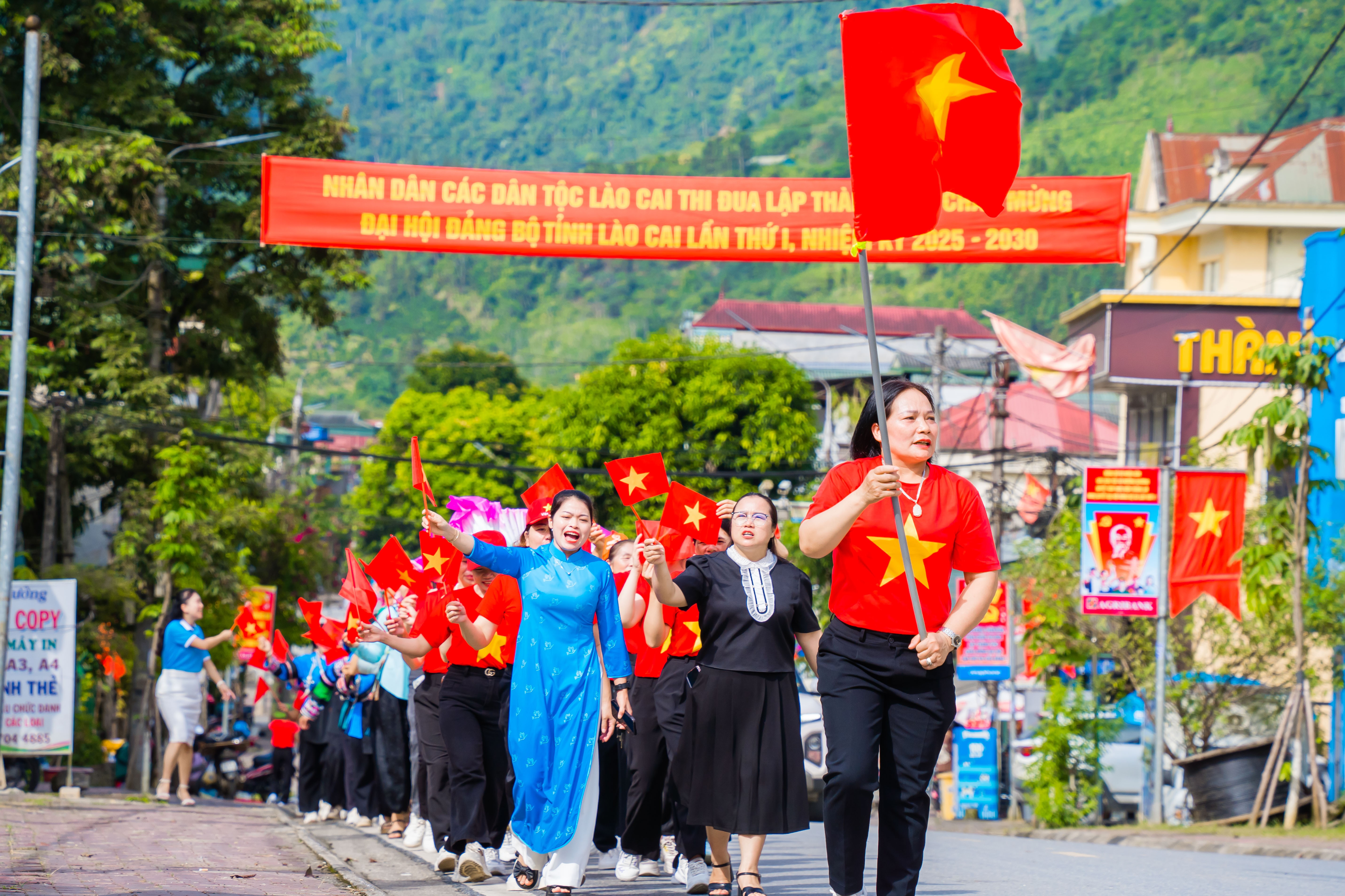 Phụ nữ xã Mường Khương diễu hành cổ động chào mừng 80 năm cách mạng tháng 8 và Quốc khánh 02/9. dsc07261.jpg