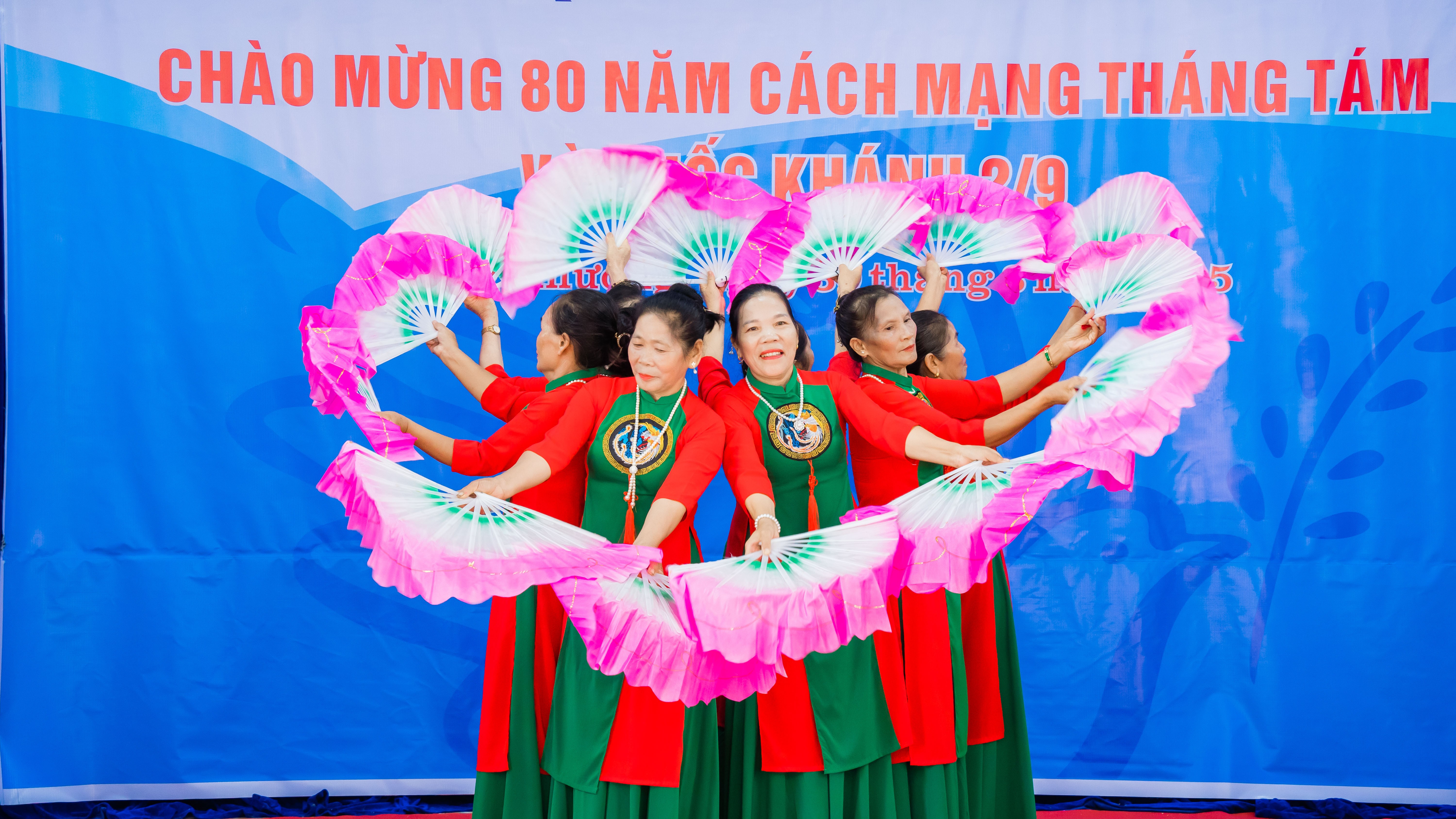 Tiết mục của hội viên hội phụ nữ trong dịp Chào mừng 80 năm Cách mạng tháng Tám thành công và Quốc khánh 2/9. dsc07137.jpg