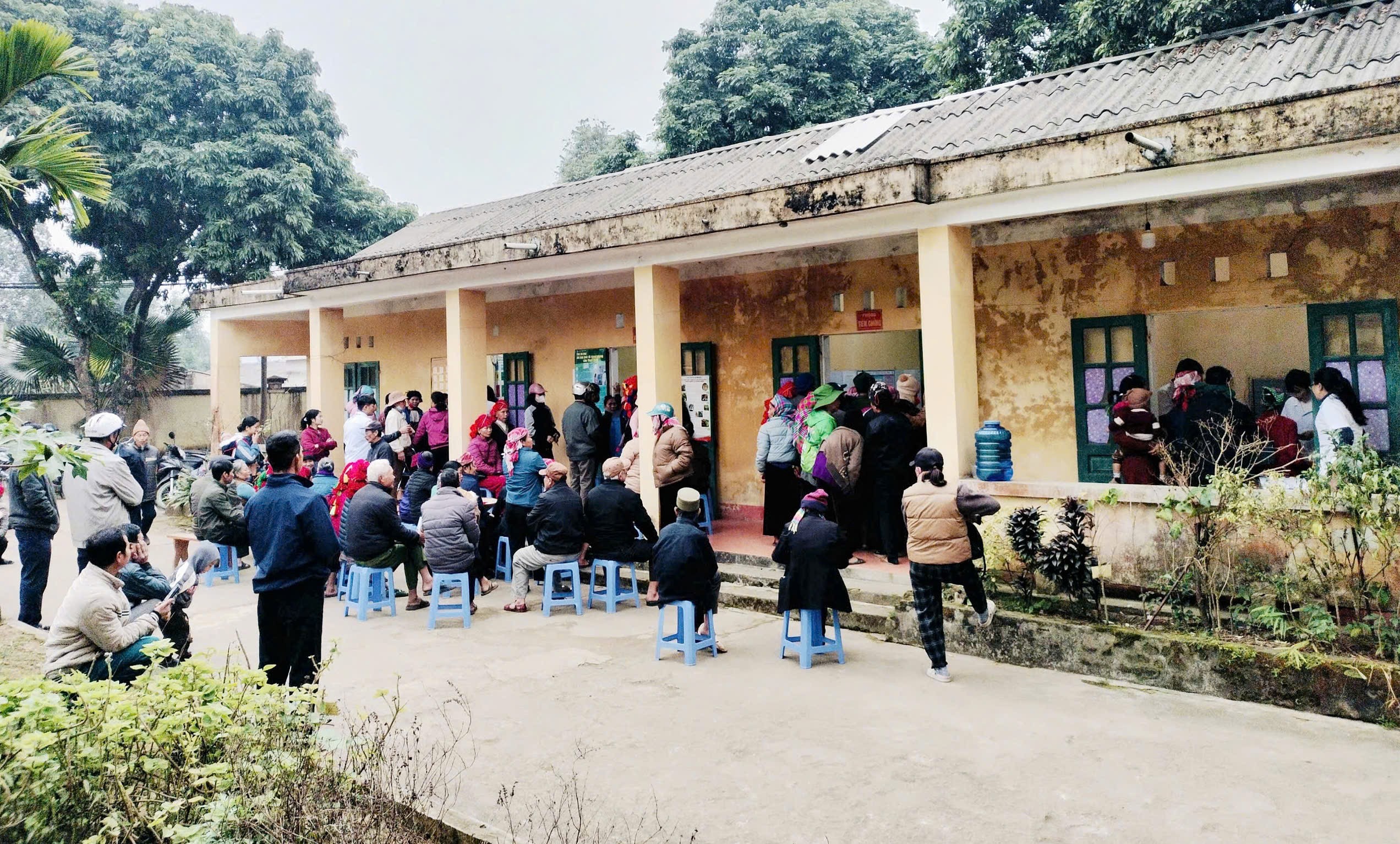 Người dân xã Phú Nhuận tập trung để bác sỹ Bệnh viện Phục hồi chức năng khám bệnh. z6209885751658-665117951ccb220ef7290bdc52cf0eef.jpg