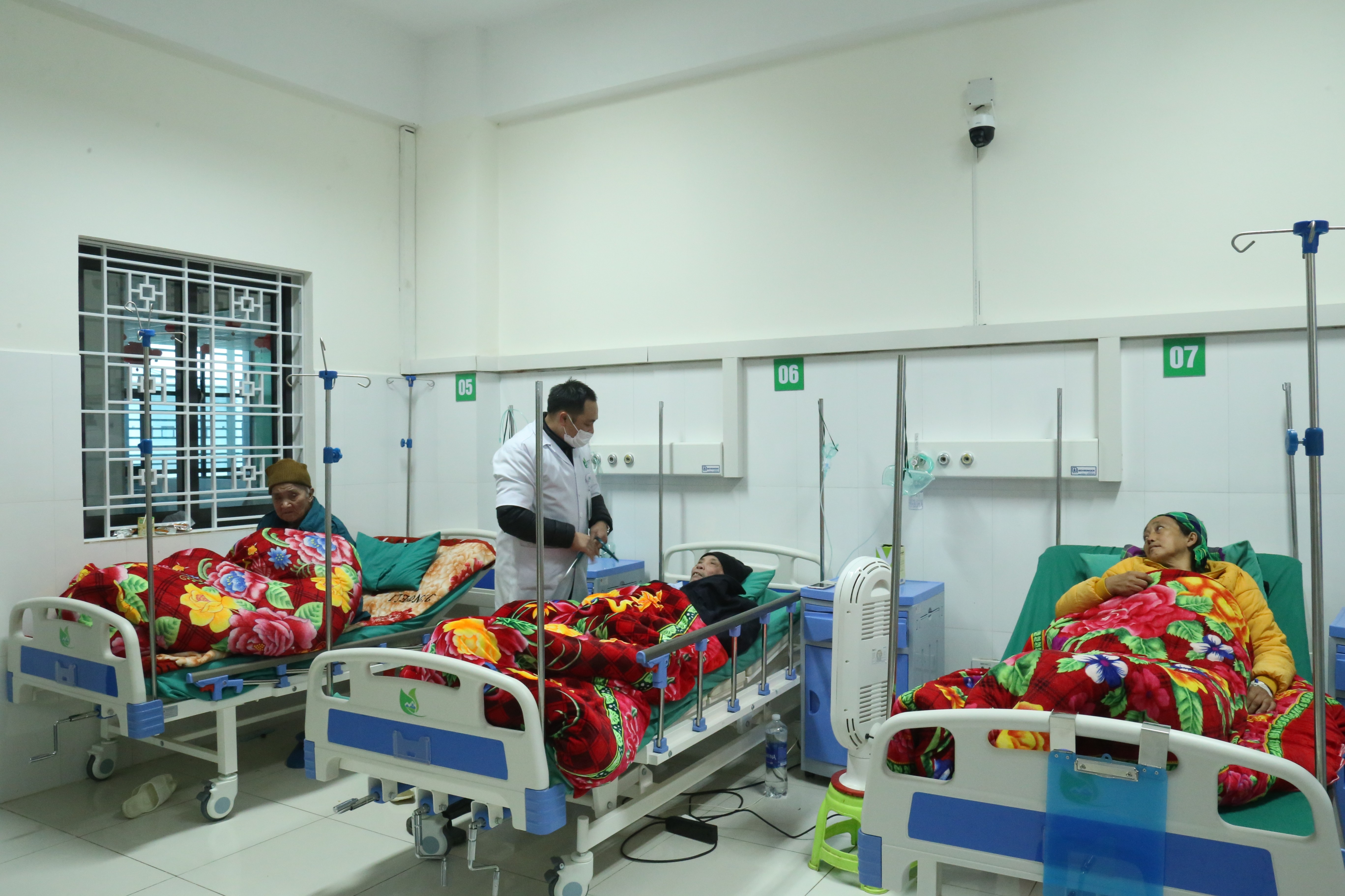 Người bệnh điều trị nội trú được cung cấp đầy đủ chăn ấm. img-7364.jpg