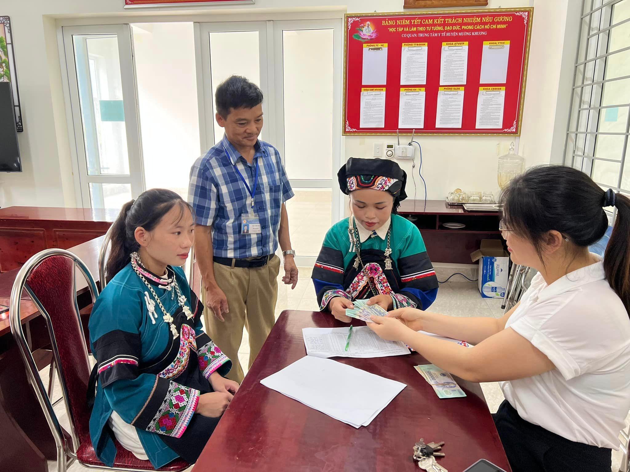 Cán bộ Trung tâm Y tế chi trả tiền hỗ trợ cho phụ nữ Bố Y. 453194508_2808052489350173_3078758452251343524_n.jpg
