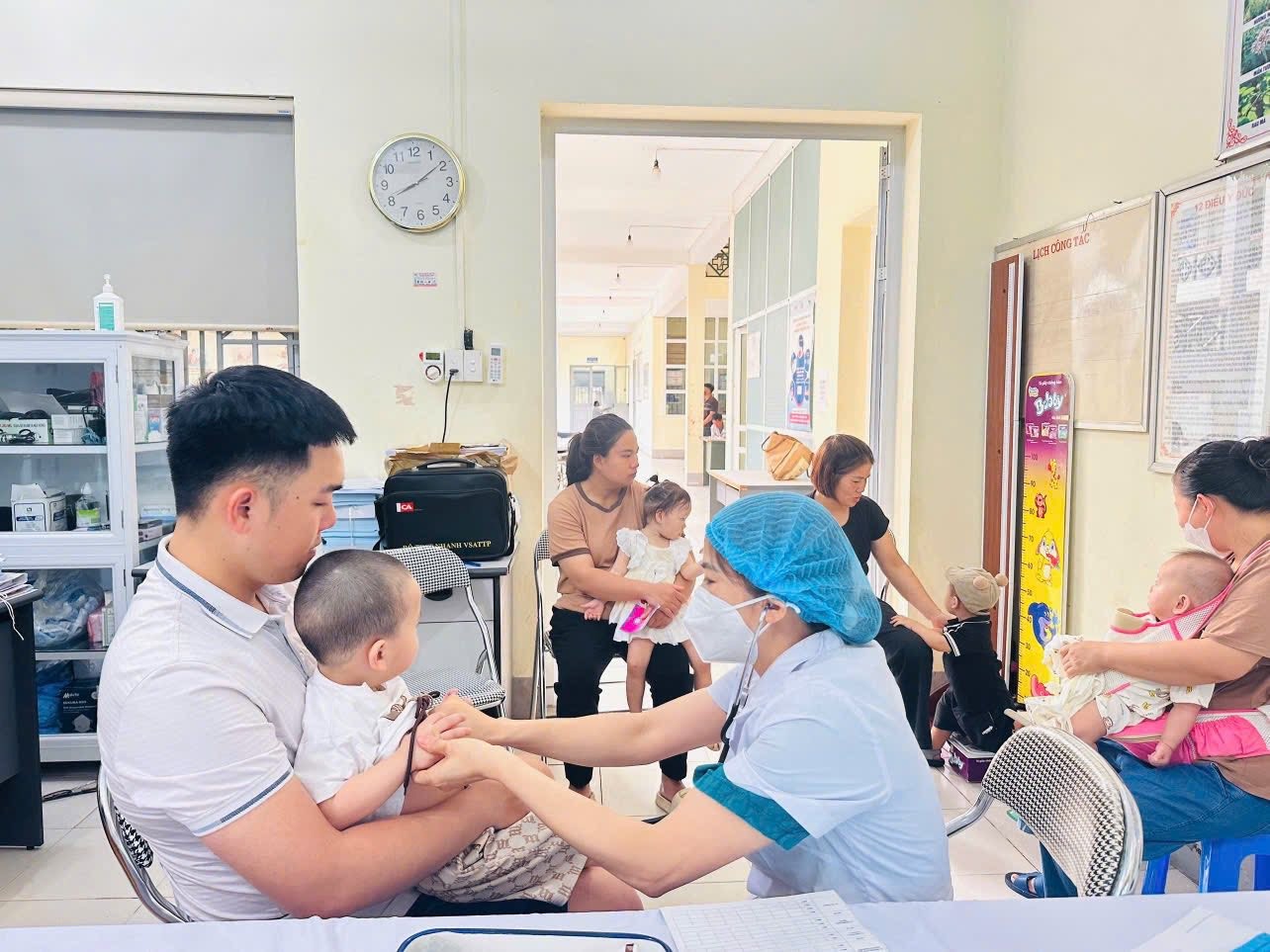 Trung tâm Y tế thành phố Lào Cai triển khai Chương trình tiêm chủng mở rộng tại 17 điểm tiêm cố định tại trạm y tế xã, phường và điểm tiêm ngoại trạm tại thôn khó khăn, vùng đồng bào dân tộc thiểu số thuộc các xã Thống Nhất, Tả Phời và Hợp Thành. 494764003-122128927598415433-8469451894895301294-n.jpg