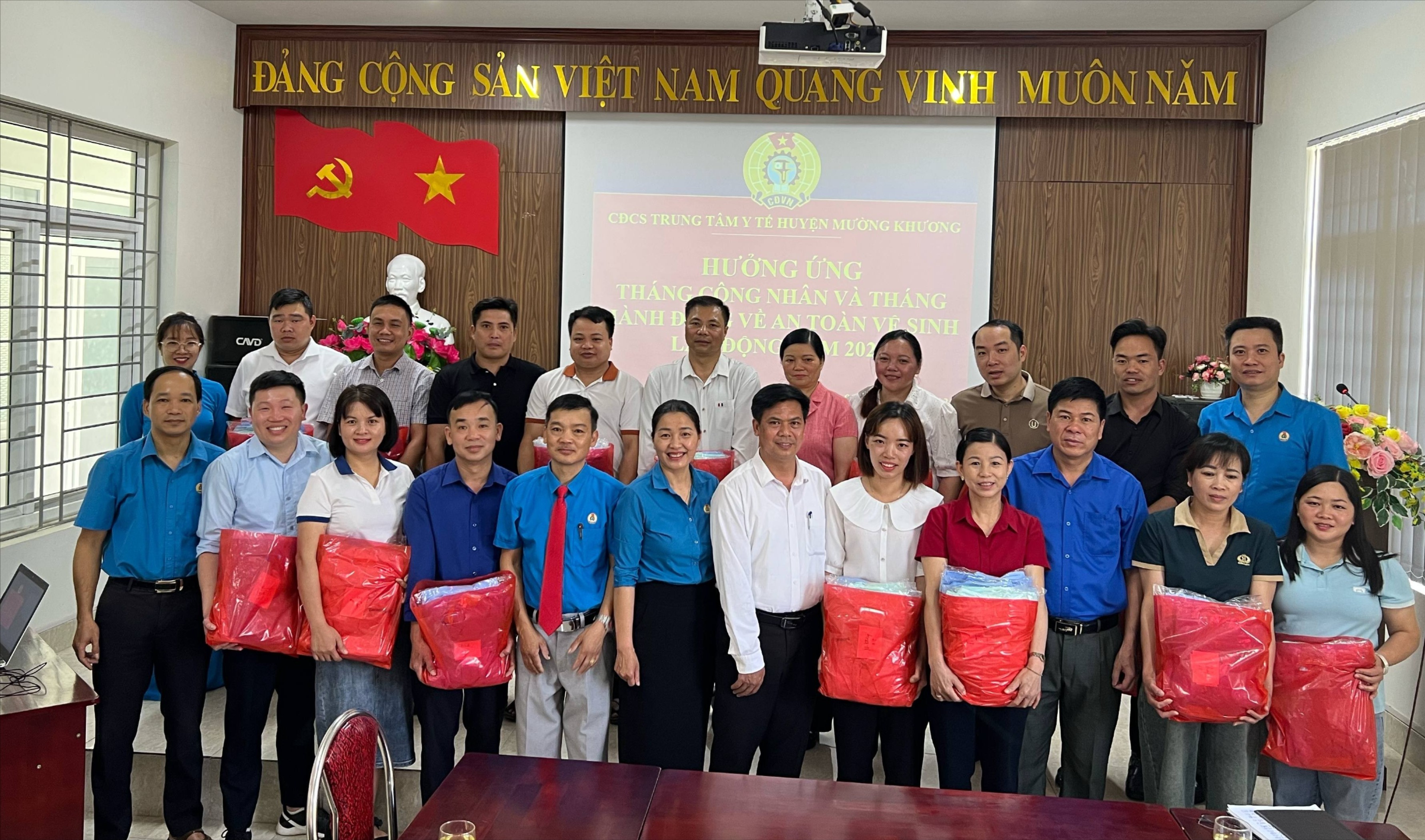 Phần quà của Liên đoàn Lao động tỉnh sẽ được chuyển đến 188 nhân viên y tế thôn bản, cô đỡ thôn bản, cộng tác viên dân số trên địa bàn huyện. 6937a16d-fa6a-4bae-9c8a-cc160c54db01-1-4320.jpg