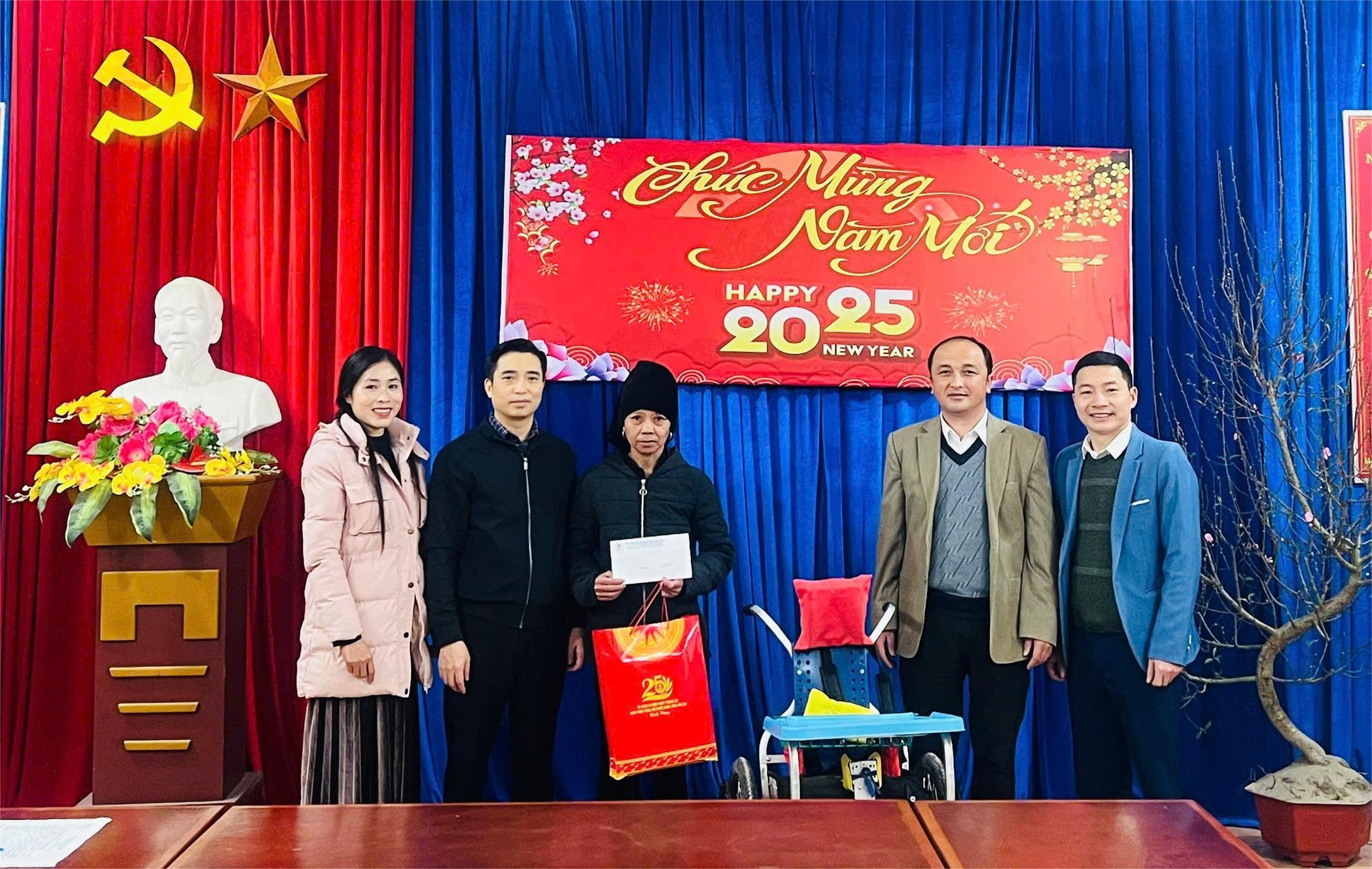 Trong dịp này, Bệnh viện Phục hồi chức năng tỉnh cũng đã trao quà tết cho 2 hộ dân có hoàn cảnh khó khăn trên địa bàn xã Nậm Lúc z6255993068961-05f66523ed838a6c592fd1e14db84ad6.jpg