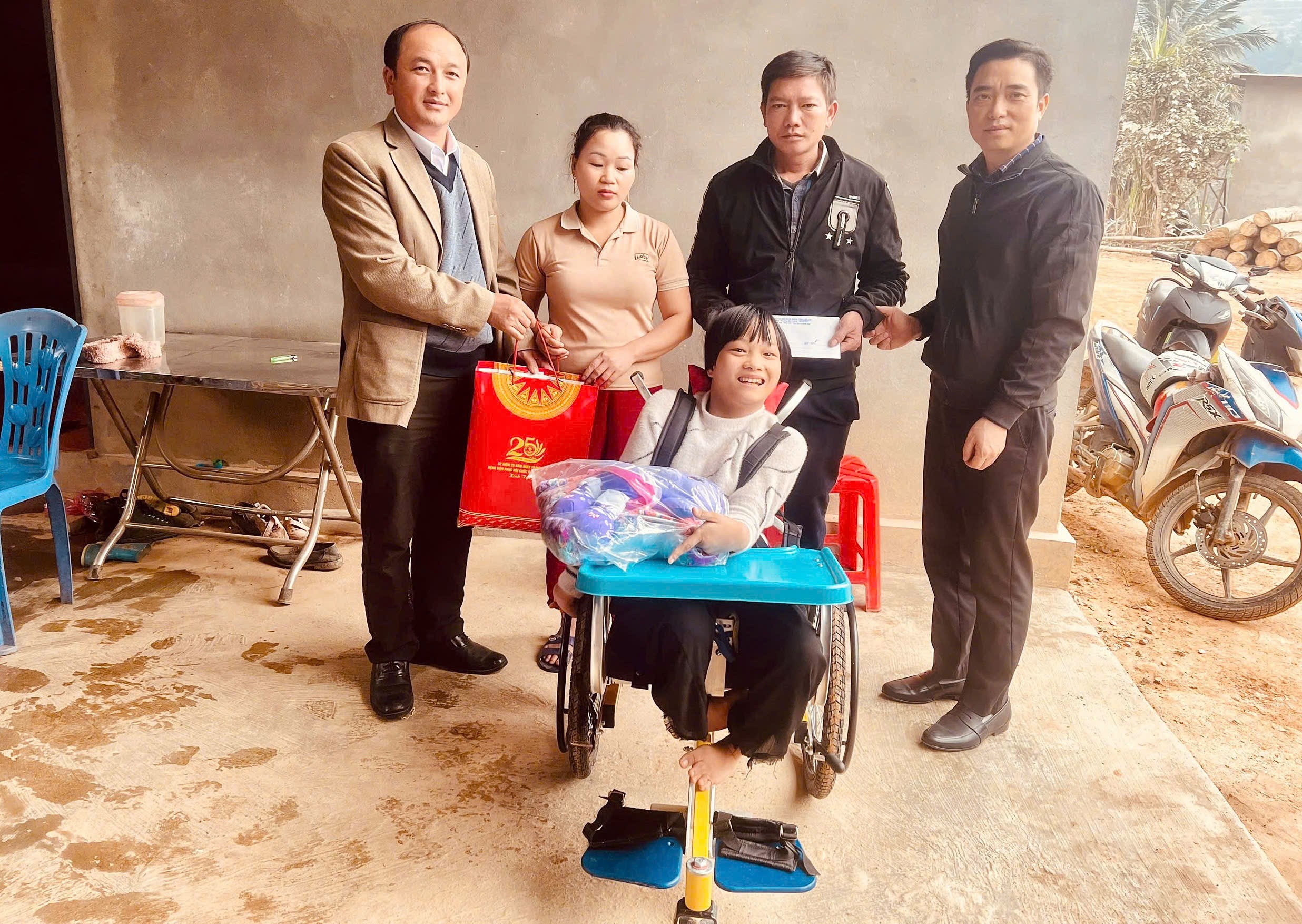 Món quà ý nghĩa, thiết thực dành cho trẻ em khuyết tật. z6257116397673-58ff23874c5a346d24bd290e8e6934ef.jpg