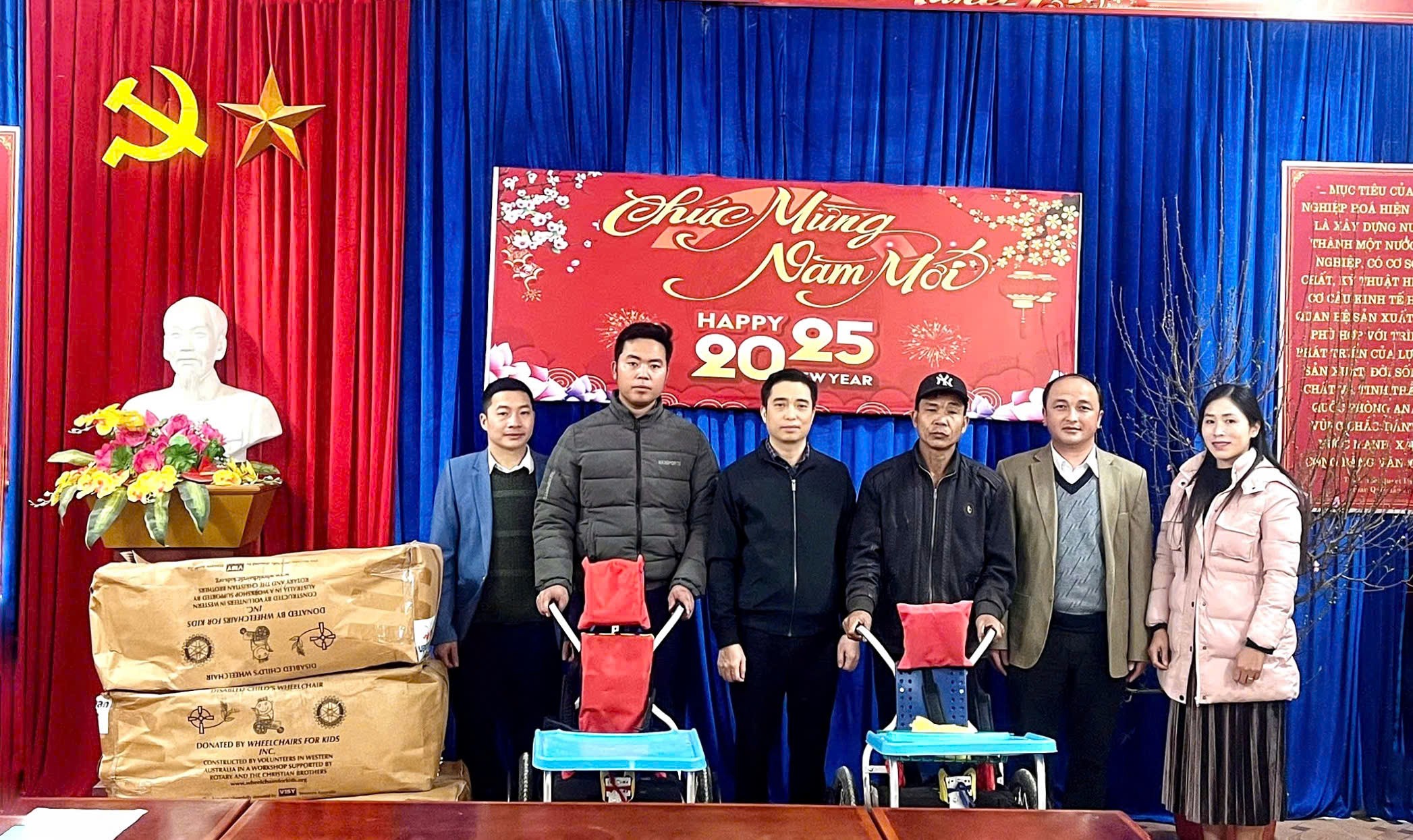 Trao tặng xe lăn chuyên dụng. z6257118889544-6084aa36fec2598693638f3dafabb628.jpg
