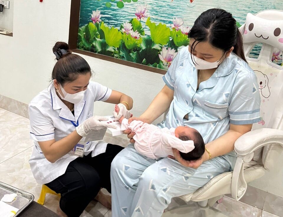 Cán bộ trạm y tế thực hiện lấy mẫu máu gót chân tại nhà cho trẻ. 482327153-641376521972042-5681527738656038155-n.jpg