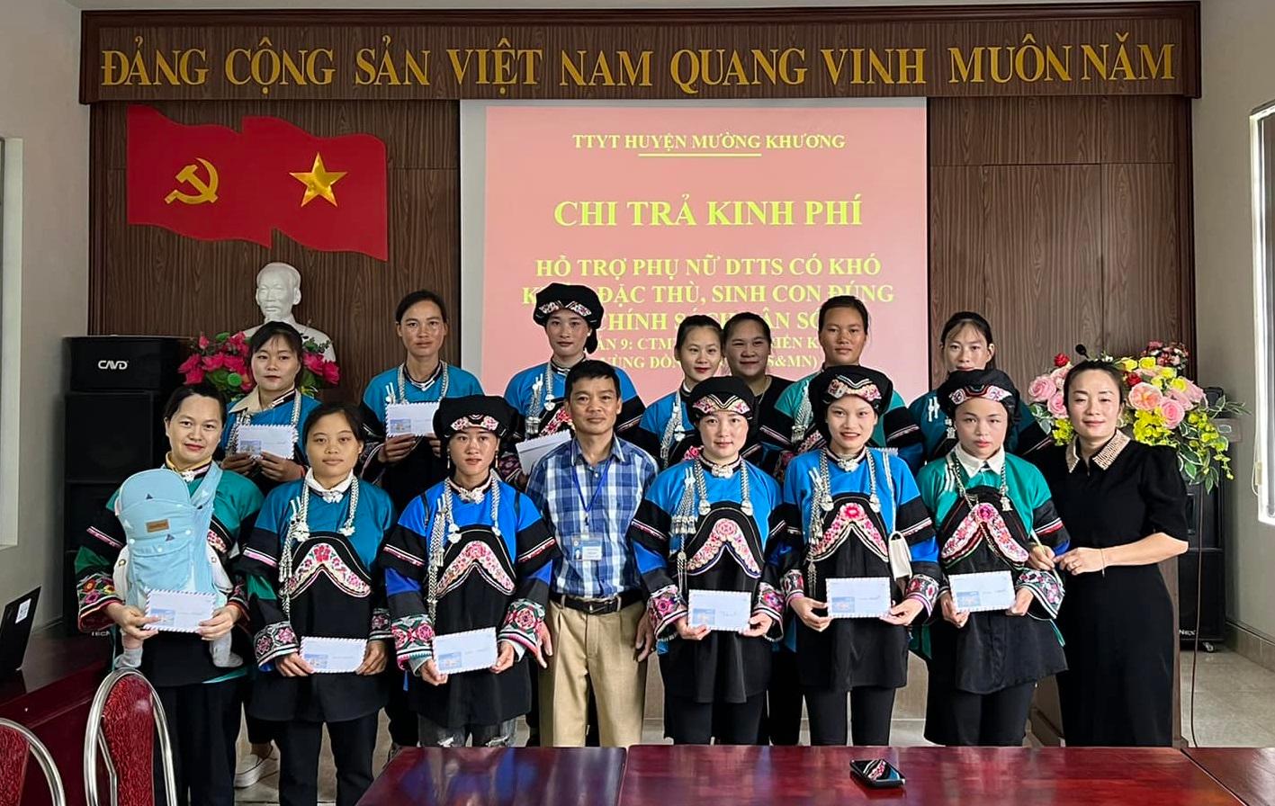 14 phụ nữ Bố Y sinh con đúng chính sách dân số được nhận hỗ trợ. 453739509_2808054606016628_6320864631127616664_n.jpg