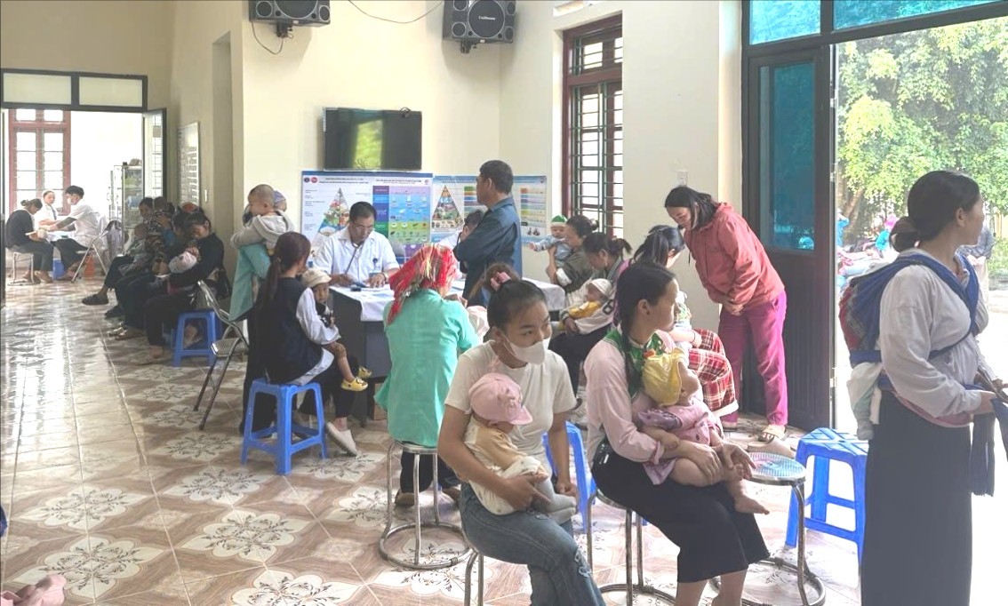 Người dân xã Nấm Lư, huyện Mường Khương đưa trẻ đến tiêm chủng tại Trạm Y tế xã. 494696999-1005743388409860-3102626051154615543-n-7161.jpg