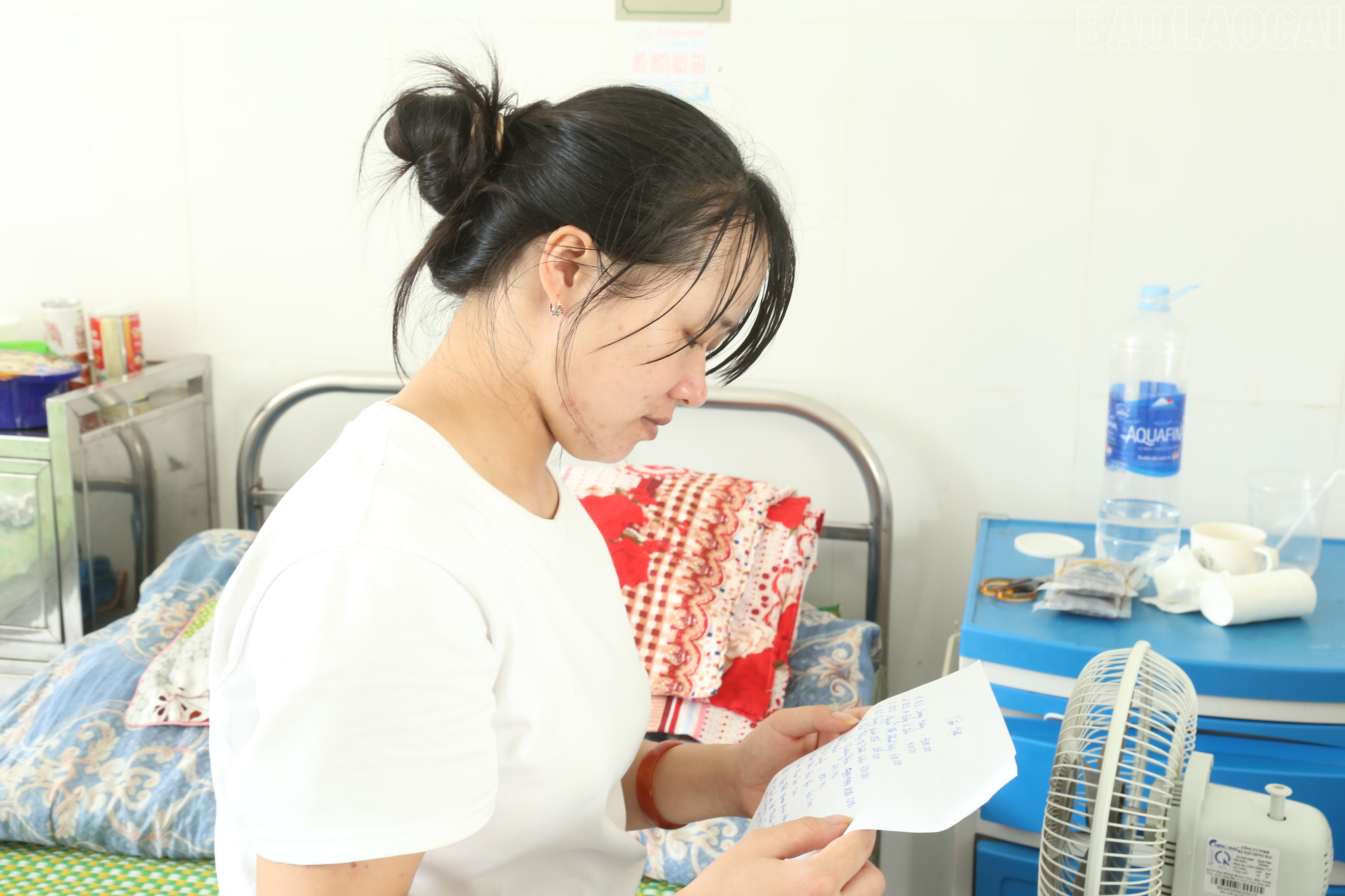 Chị Duyến ghi lại từng cái tên đã ủng hộ gia đình chị. baolaocai-tr_img-1538.jpg