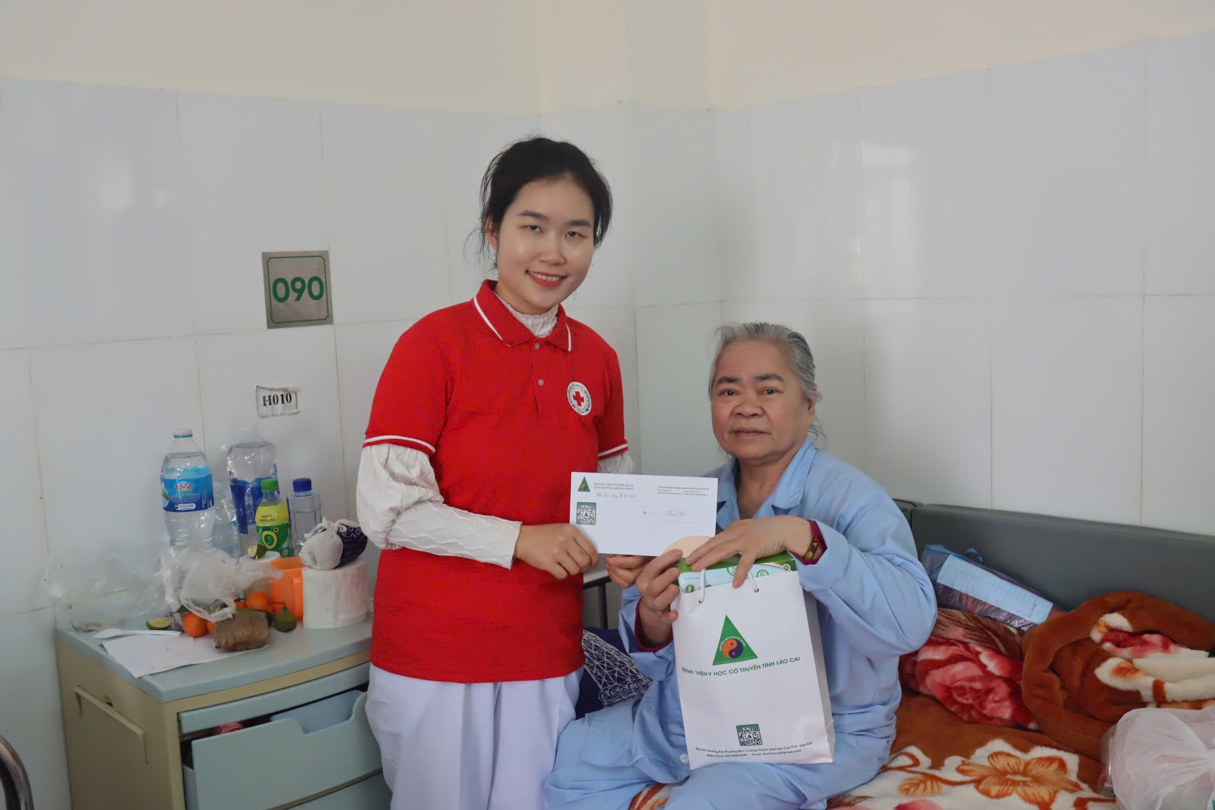 Hội Chữ thập đỏ Bệnh viện Y học cổ truyền trao quà tết cho người bệnh. z6255931214684-87f6758bfaf16ff606ae782bd00b5327.jpg