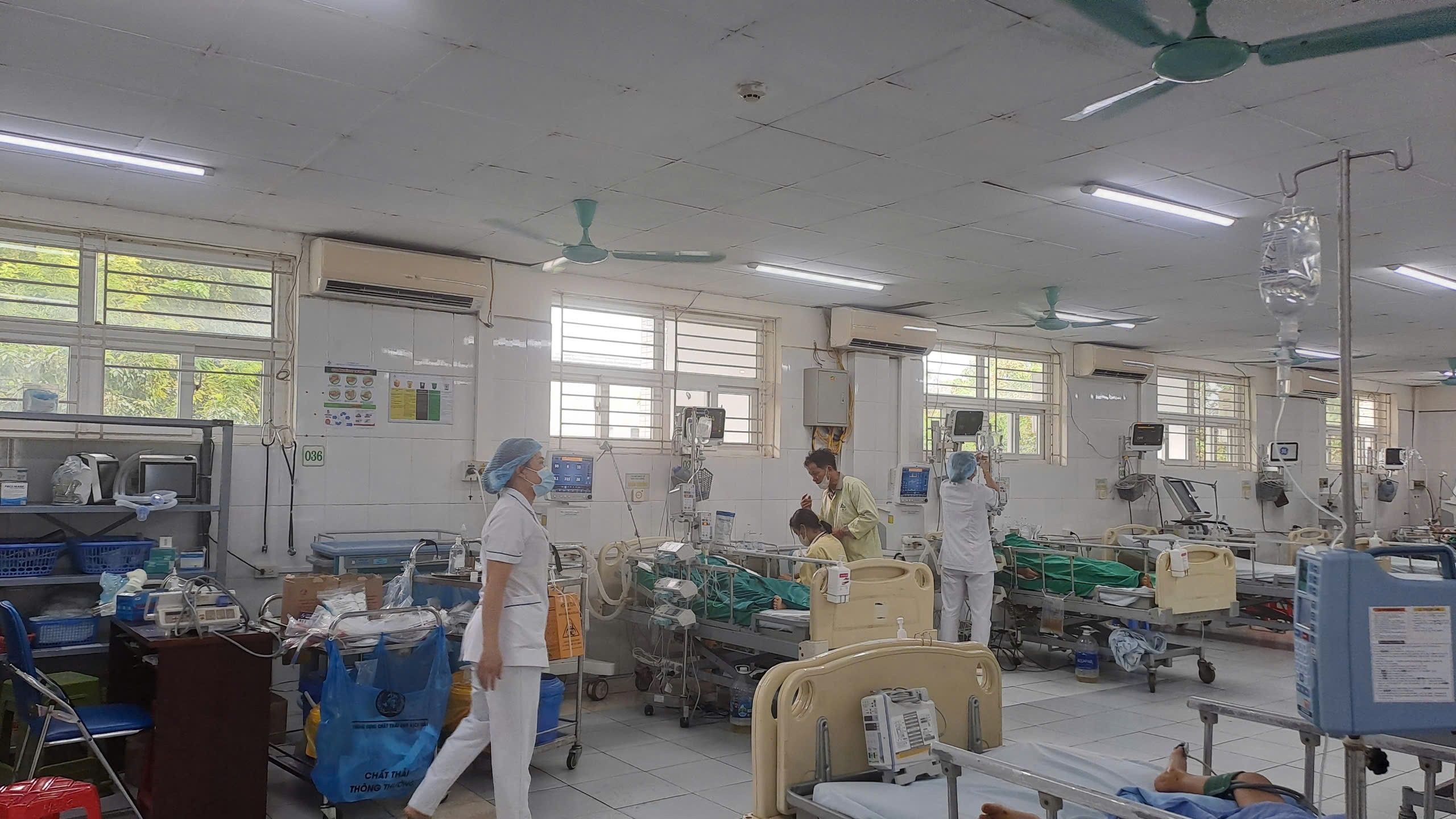 Đảm bảo nhân lực ứng trực điều trị cho người bệnh. z6265215428212-d85f5f74bfa4270d5870df9f7e99c3f7.jpg