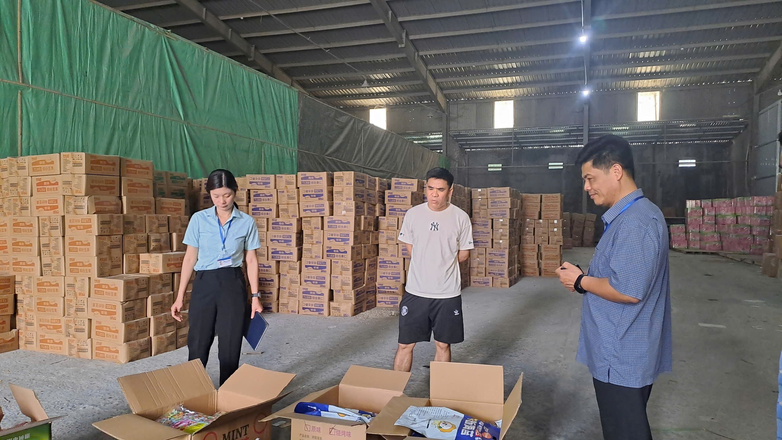 Kiểm tra, giám sát đấu tranh chống buôn lậu, gian lận thương mại. z6542433100172-f3a6b29a035d9bdbe86db9d87f6ea92f.jpg