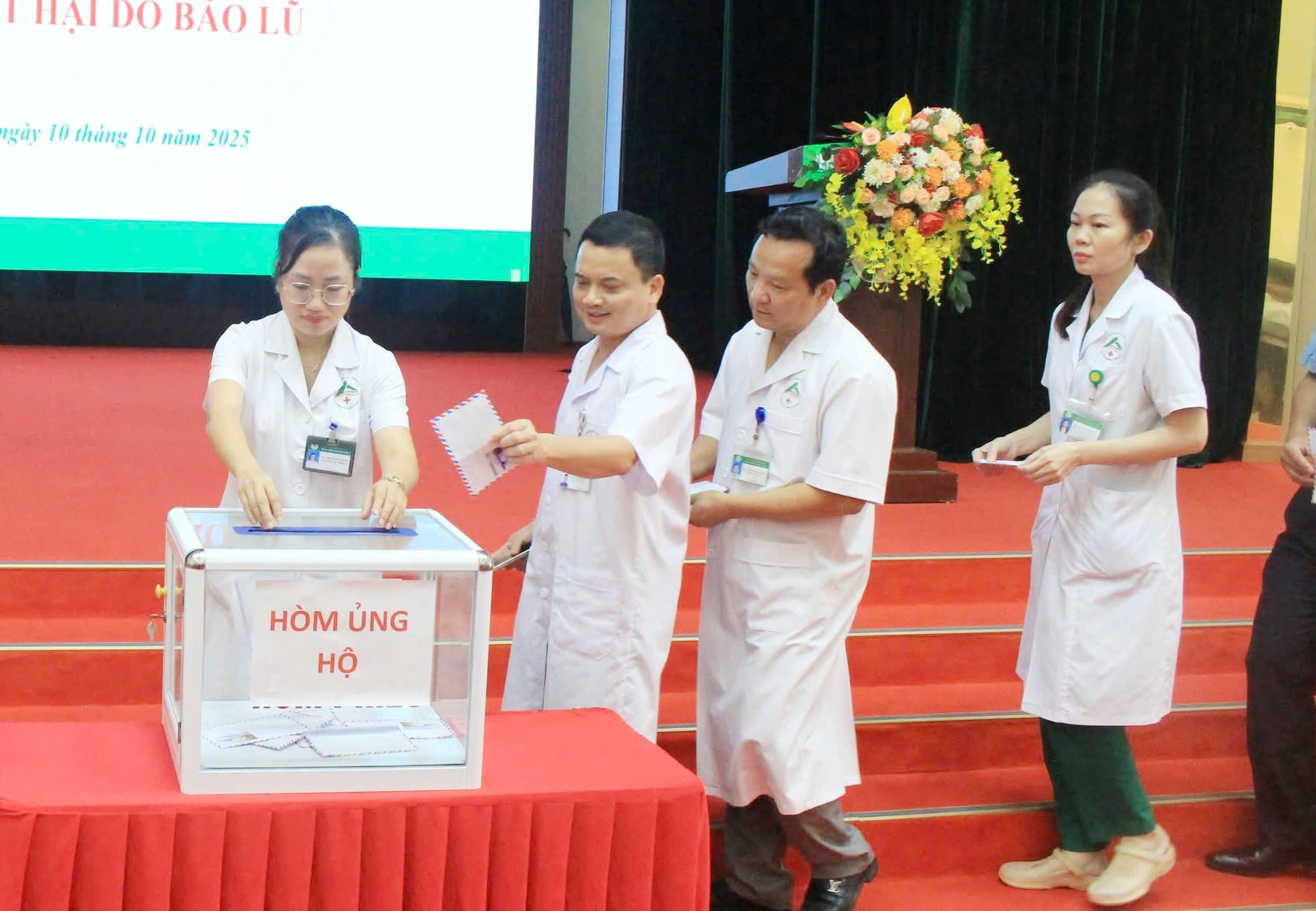 Cán bộ y tế Bệnh viện Đa khoa số 2 tỉnh Lào Cai tham gia đóng góp ủng hộ. z7102436225417-b6c91d8b5e7c15c061a6aa84db1afa18.jpg