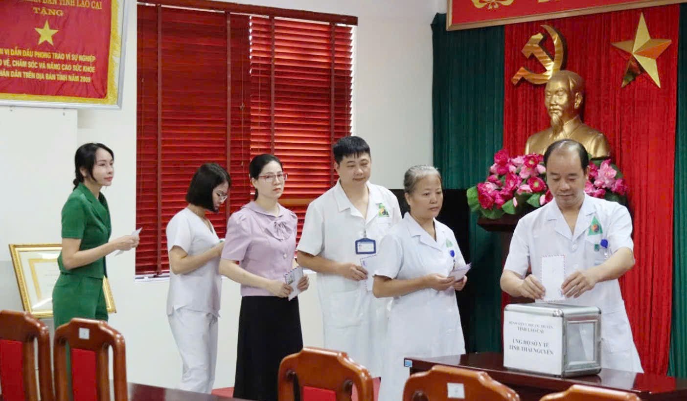 Cán bộ, viên chức Bệnh viện Y học cổ truyền tỉnh tham gia ủng hộ Sở Y tế Thái Nguyên. z7102365381606-e10a64a076408eb747adab4ef755da48.jpg