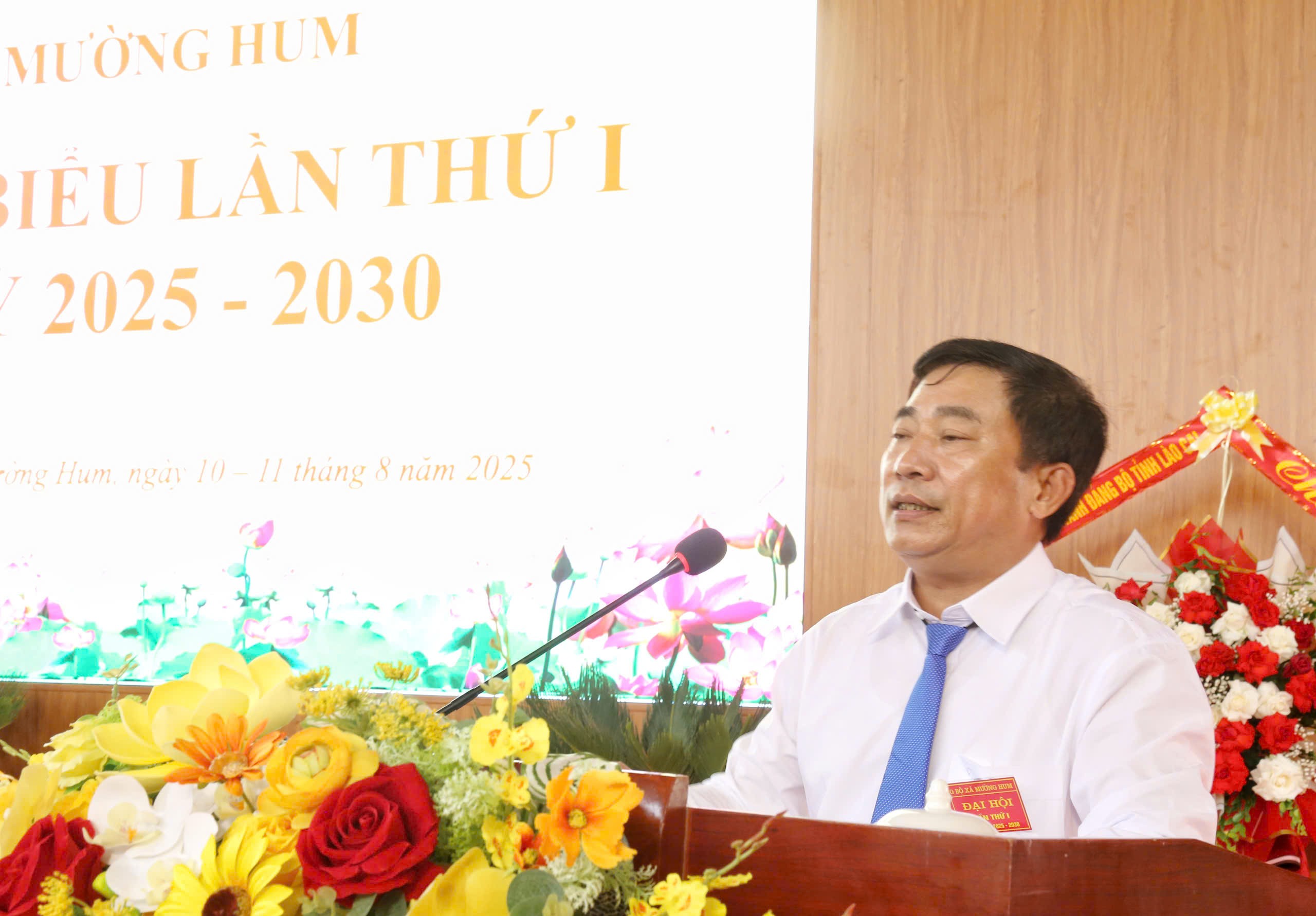 Đồng chí Nguyễn Hồng Sơn - Bí thư Đảng ủy xã Mường Hum phát biểu tại Đại hội. z6895313476429-22ec3d0f93447a69f35b1c33c3ae22eb.jpg