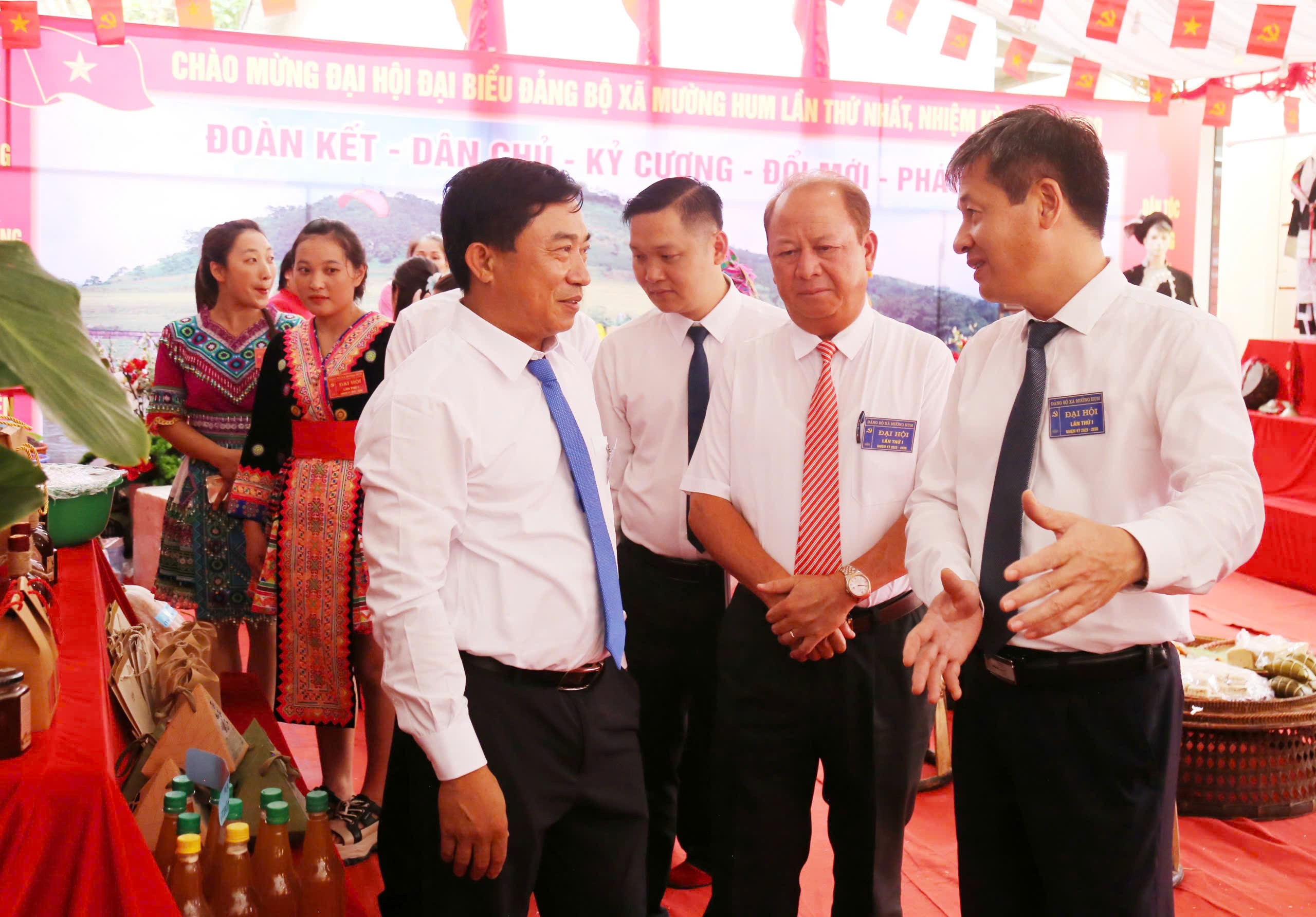 Các đồng chí lãnh đạo tỉnh và xã tham quan gian trưng bày các sản phẩm đặc trưng của xã Mường Hum. z6895313432993-d7cfeff162c36f005d8cfadb6f1861be.jpg