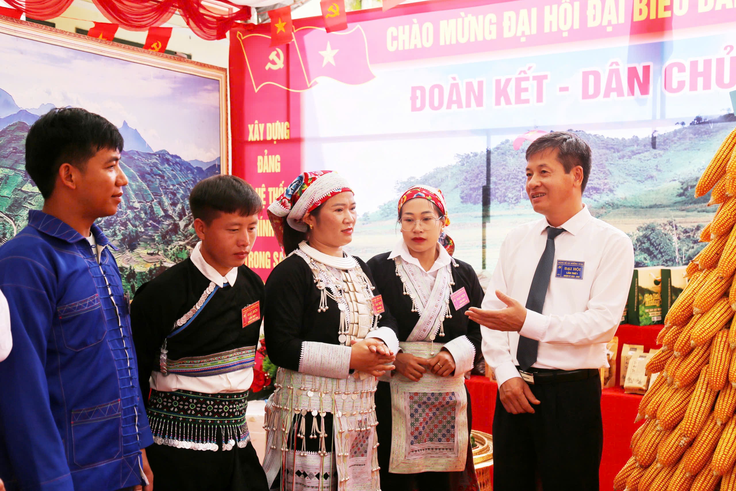 Đồng chí Ngô Hạnh Phúc - Phó Chủ tịch UBND tỉnh trao đổi với đảng viên xã Mường Hum bên lề Đại hội. z6895313481791-b2326b6840ff81b49f8c4af750bcb867.jpg