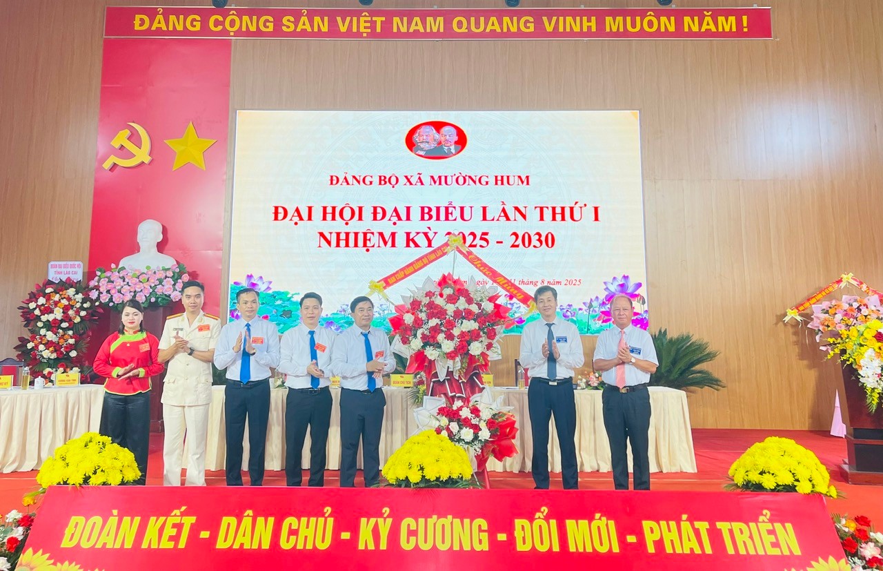 Phó Chủ tịch UBND tỉnh Ngô Hạnh Phúc tặng hoa chúc mừng Đại hội Đảng bộ xã Mường Hum. z6895370813259-1bc03190e29df39643b66ea15add2b18.jpg
