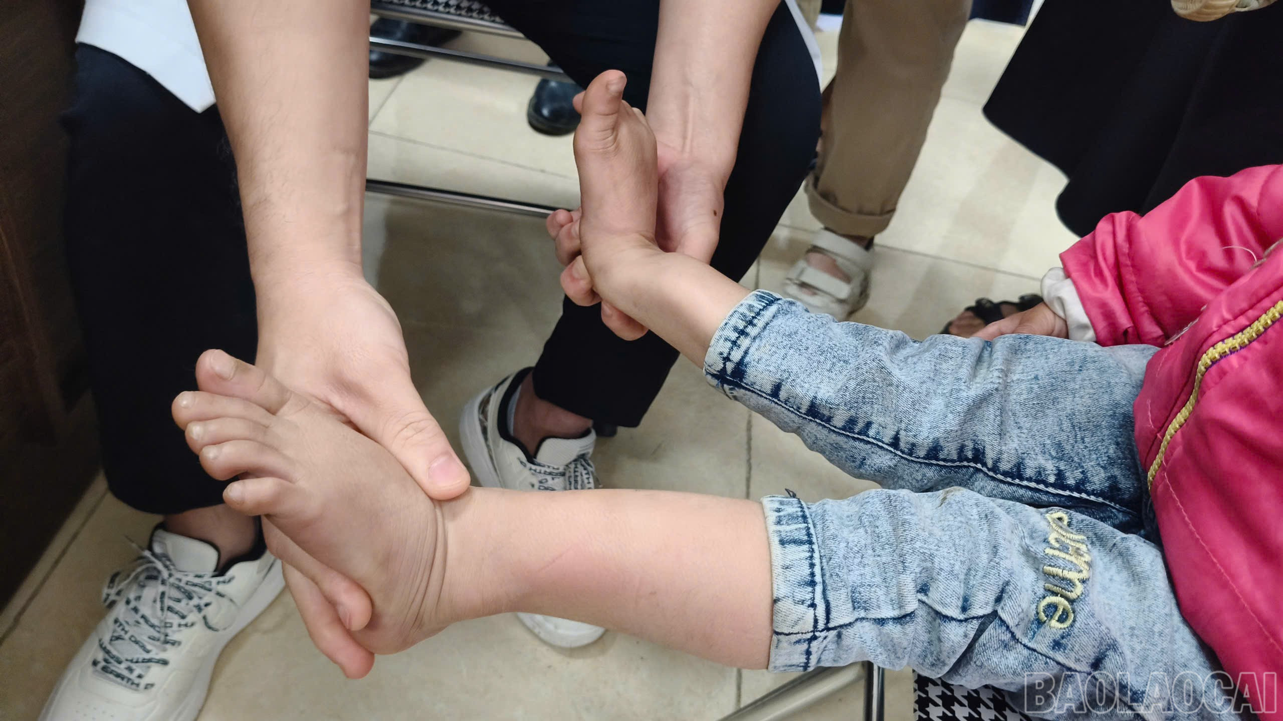 Nhiều trẻ em đã được khám, tư vấn, điều trị các dạng khuyết tật. baolaocai-br_z6699868889697-d2fb2e427c8d45aa168d0bed23ef87bd.jpg