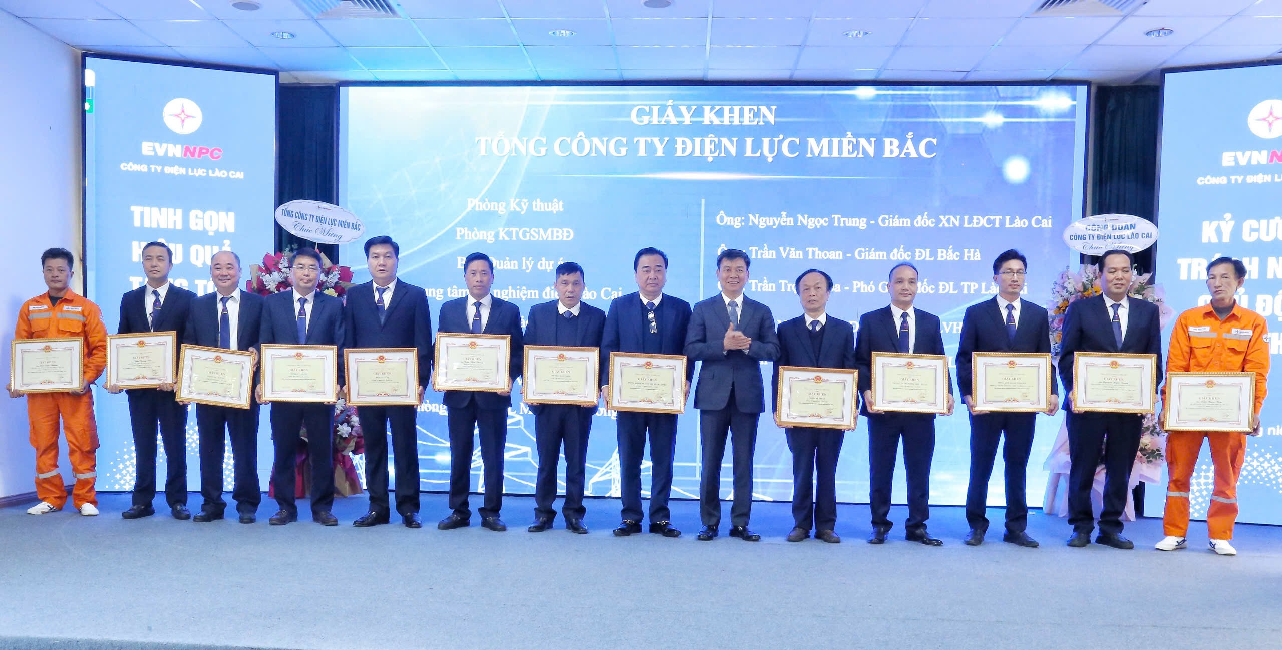 Trao Giấy khen của Tổng Công ty Điện lực miền Bắc. z6230566244934-3666cb0cc293516a7a33801576eae3d5.jpg