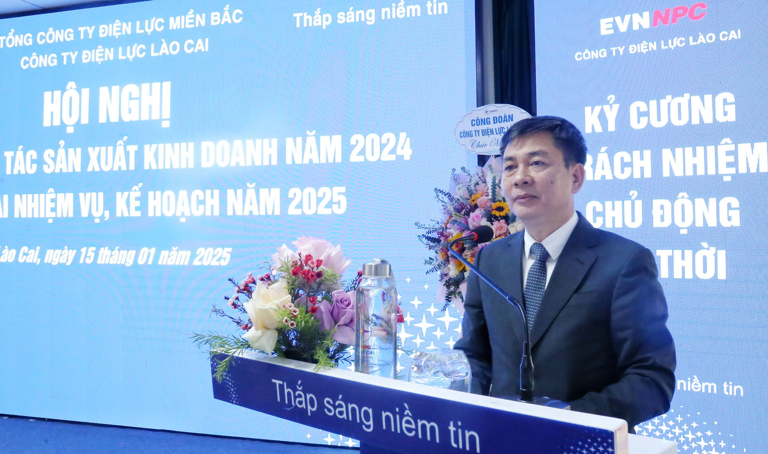 Ông Vũ Thế Nam, thành viên Hội đồng thành viên Tổng Công ty Điện lực miền Bắc phát biểu tại hội nghị. z6230478751553-b7fb77459fd4946229c552a35d7a1f68.jpg