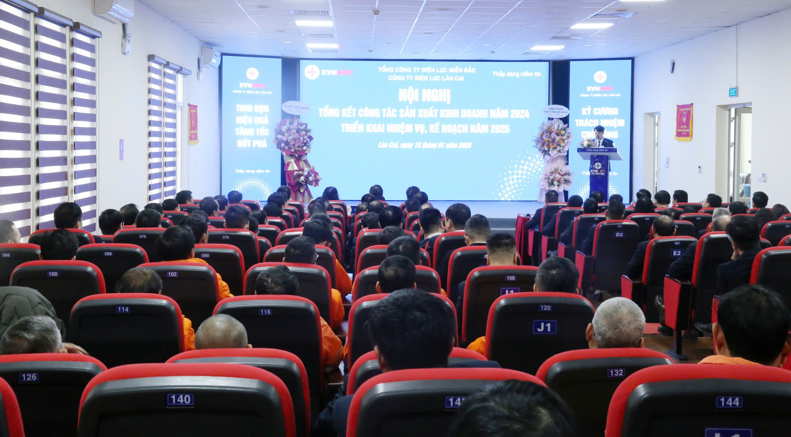 Quang cảnh hội nghị. z6230490684285-81aeede349cff93129e29760d94eec13.jpg