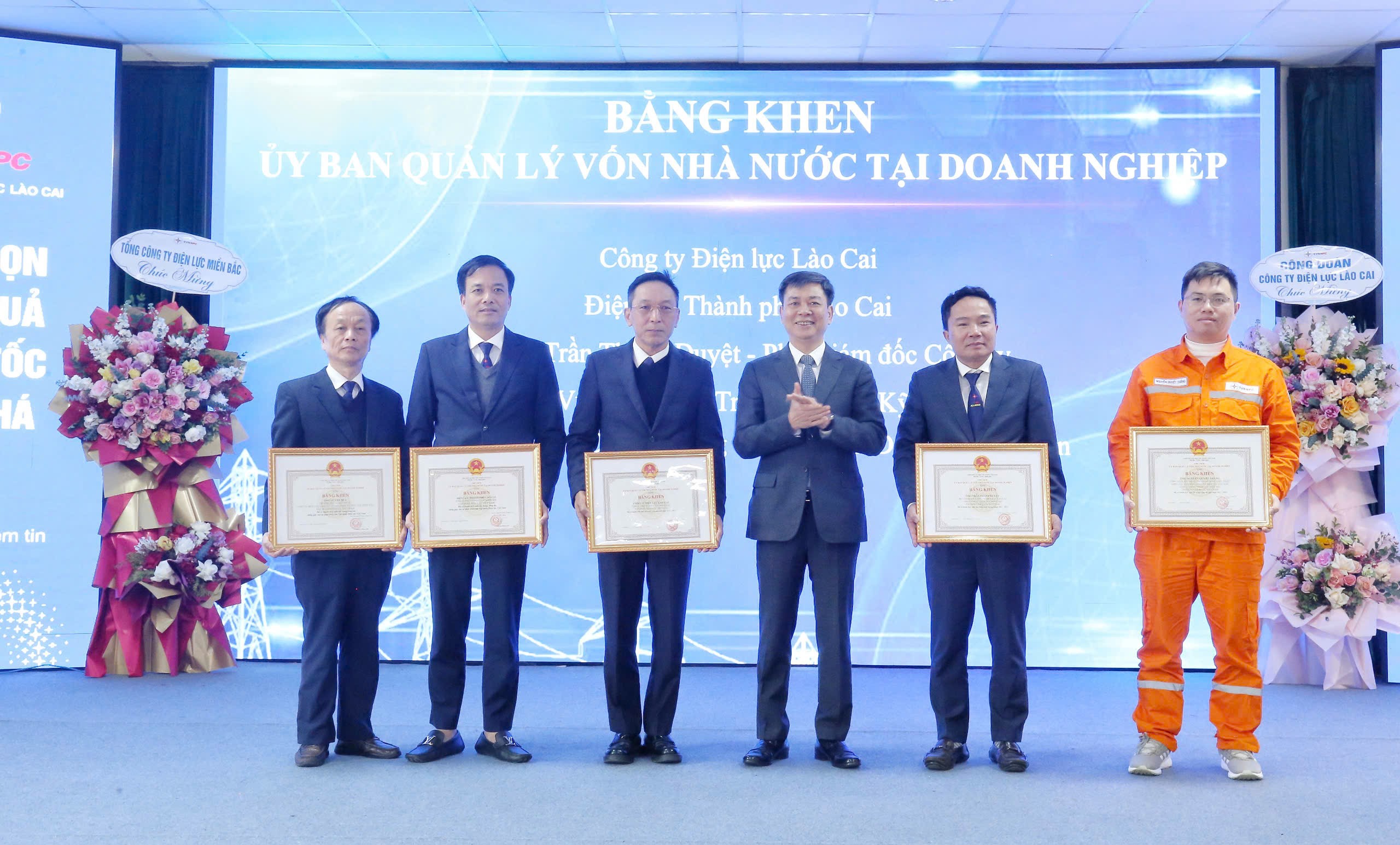 Trao Bằng khen của Ủy ban Quản lý vốn nhà nước tại doanh nghiệp cho các tập thể. z6230520847587-cdd18b0f615e1a521348a2a9880fed1b.jpg