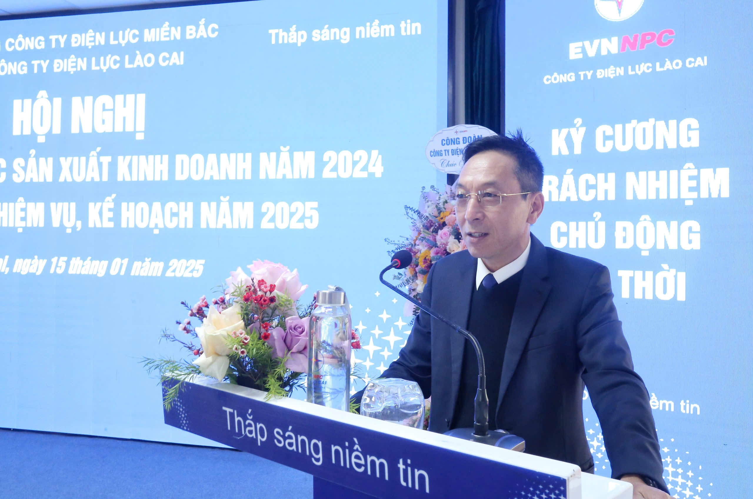 Ông Nguyễn Anh Tuấn, Giám đốc Công ty Điện lực Lào Cai phát biểu tại hội nghị. z6230485089873-7ca7739fe10b82ab6e212477ec430ccb.jpg