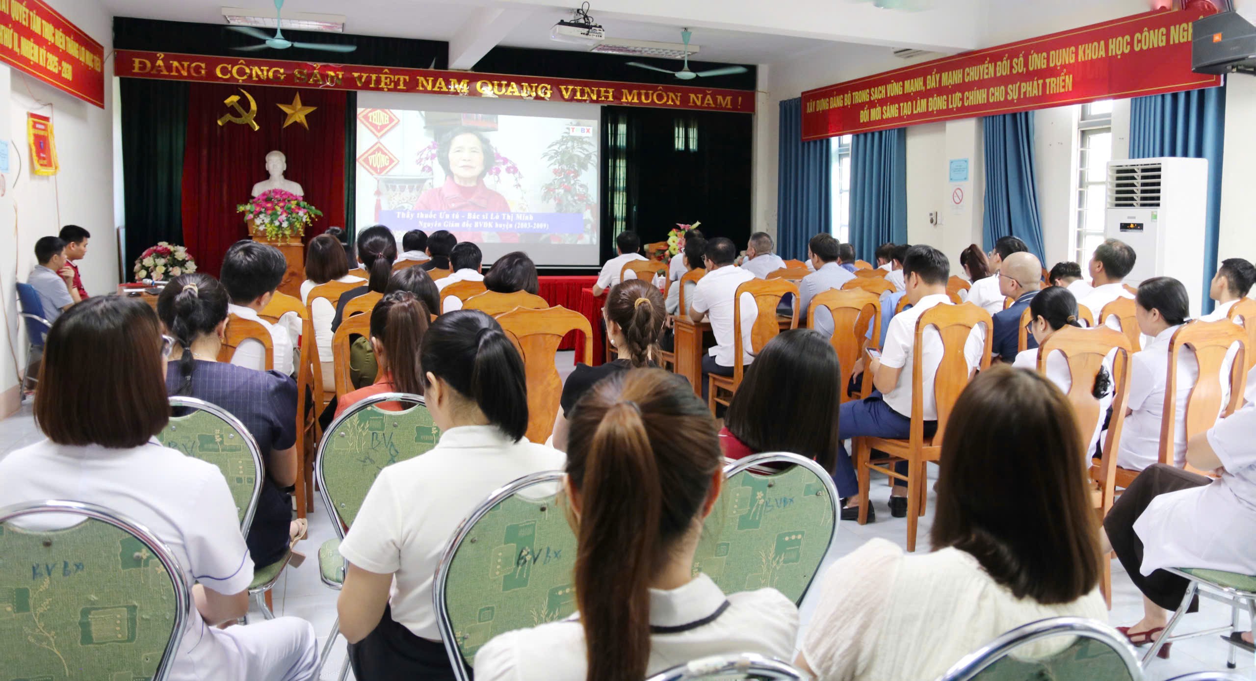 Quang cảnh hội nghị. z7016693106296-0b0f5899083fafcea43d32bf375e68ae.jpg