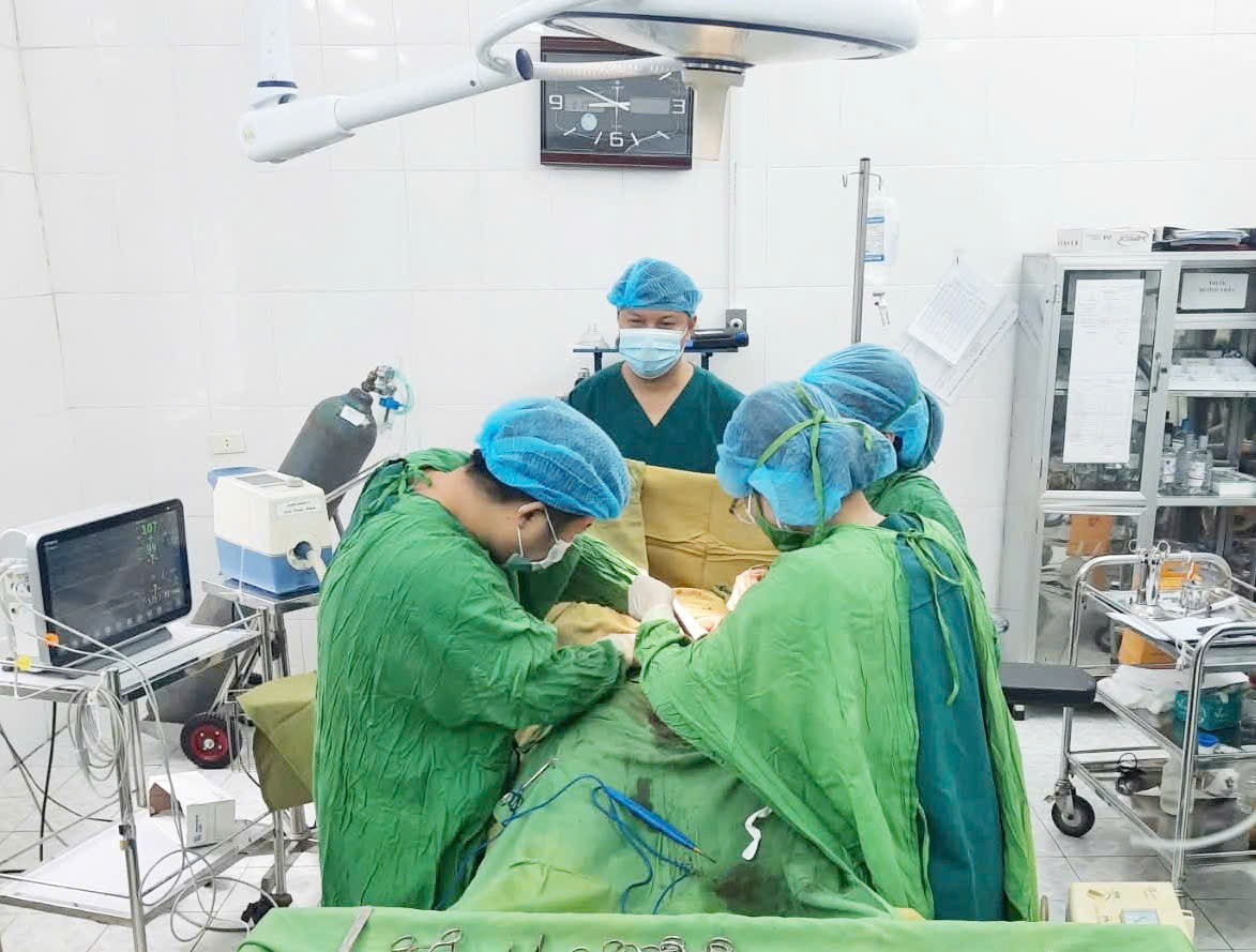 Bác sỹ Bệnh viện Đa khoa số 2 tỉnh Lào Cai hỗ trợ chuyên môn tại Bệnh viện Đa khoa khu vực Bảo Yên. z7016277435518-1c2e9e3954bcc3ec2ff4488404c5afea.jpg