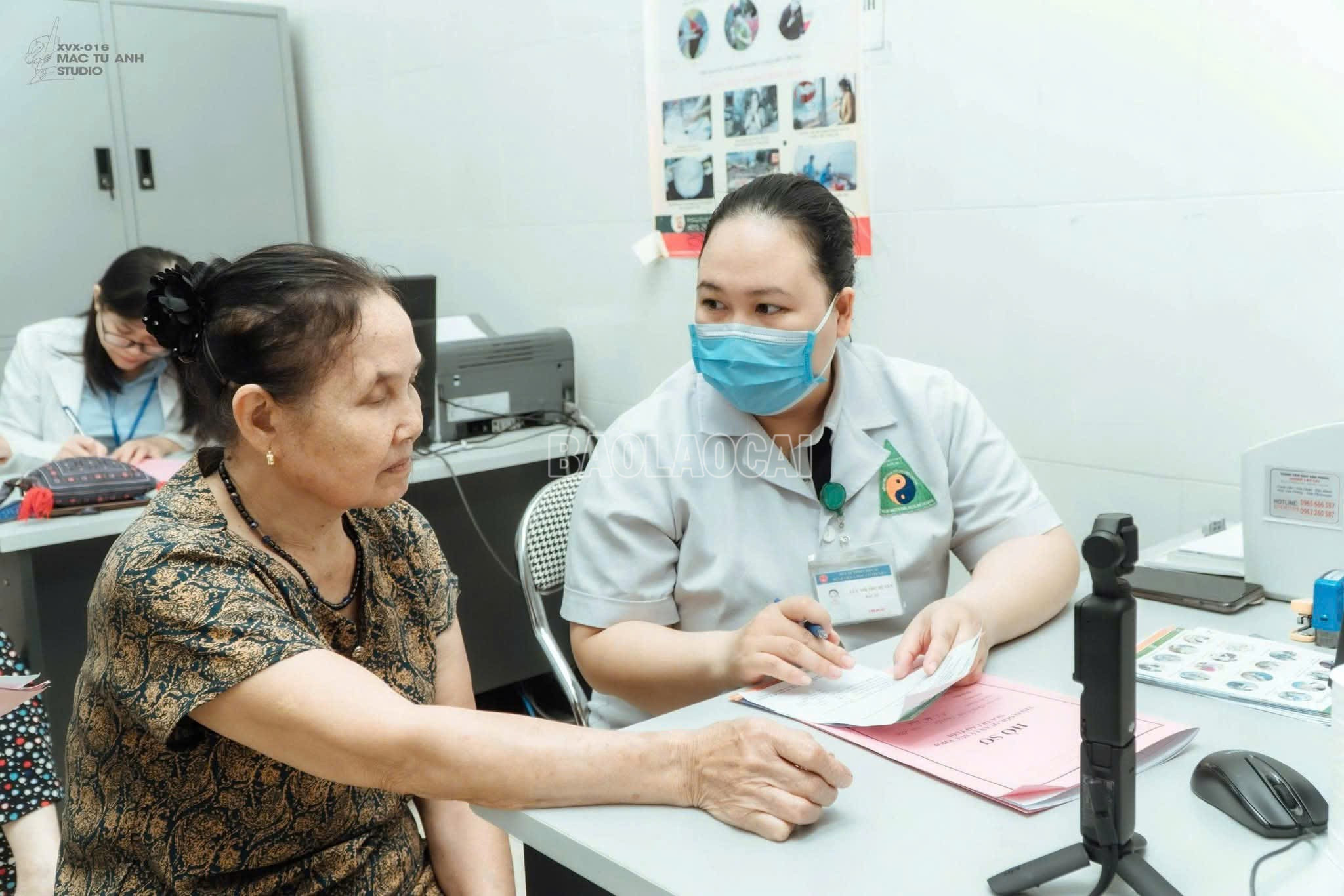 Bác sỹ Bệnh viện Y học cổ truyền tỉnh khám và tư vấn sức khỏe cho người cao tuổi. baolaocai-c_z7175528023580-ca6b87e1e72faaf81ff7453badbc9bd2.jpg