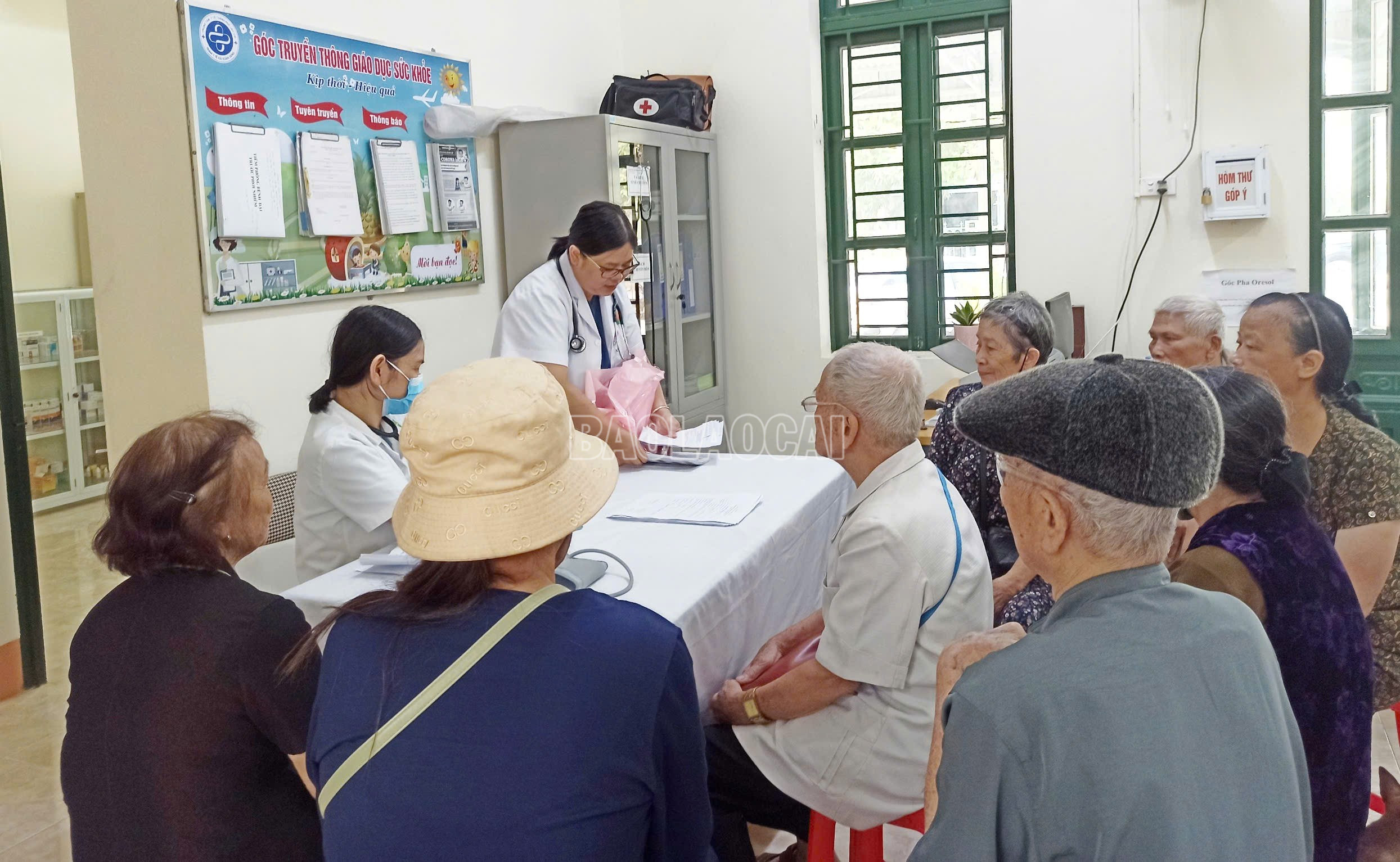 Đông đảo người cao tuổi đến các trạm, phân trạm y tế để được khám bệnh miễn phí. baolaocai-c_z7175518925152-54bfdfe72c7c166438d8e402a8fd43f3.jpg