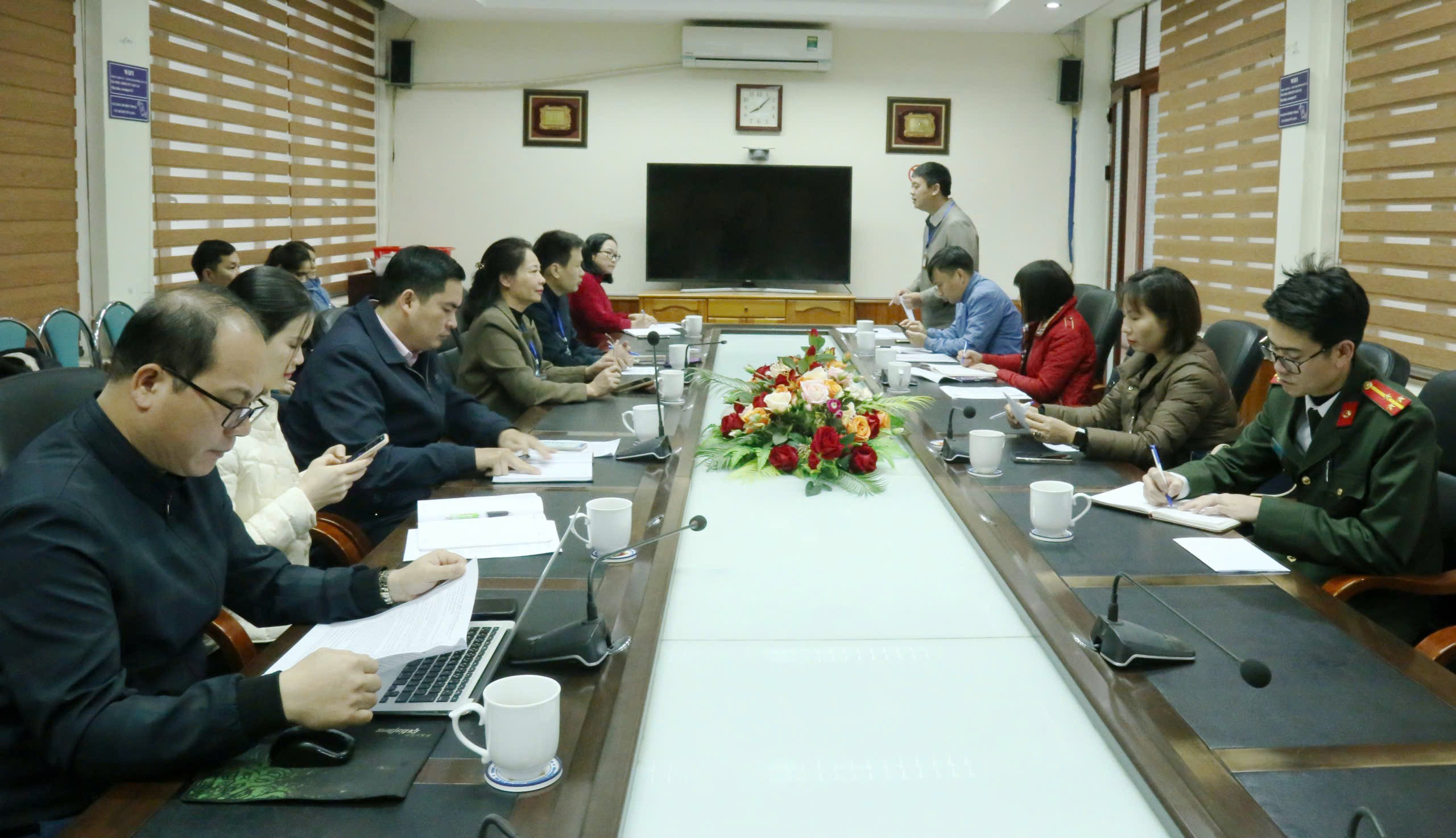 Quang cảnh buổi làm việc. z6259645807877-249fbd51c8117b121e040955a1946e0a.jpg