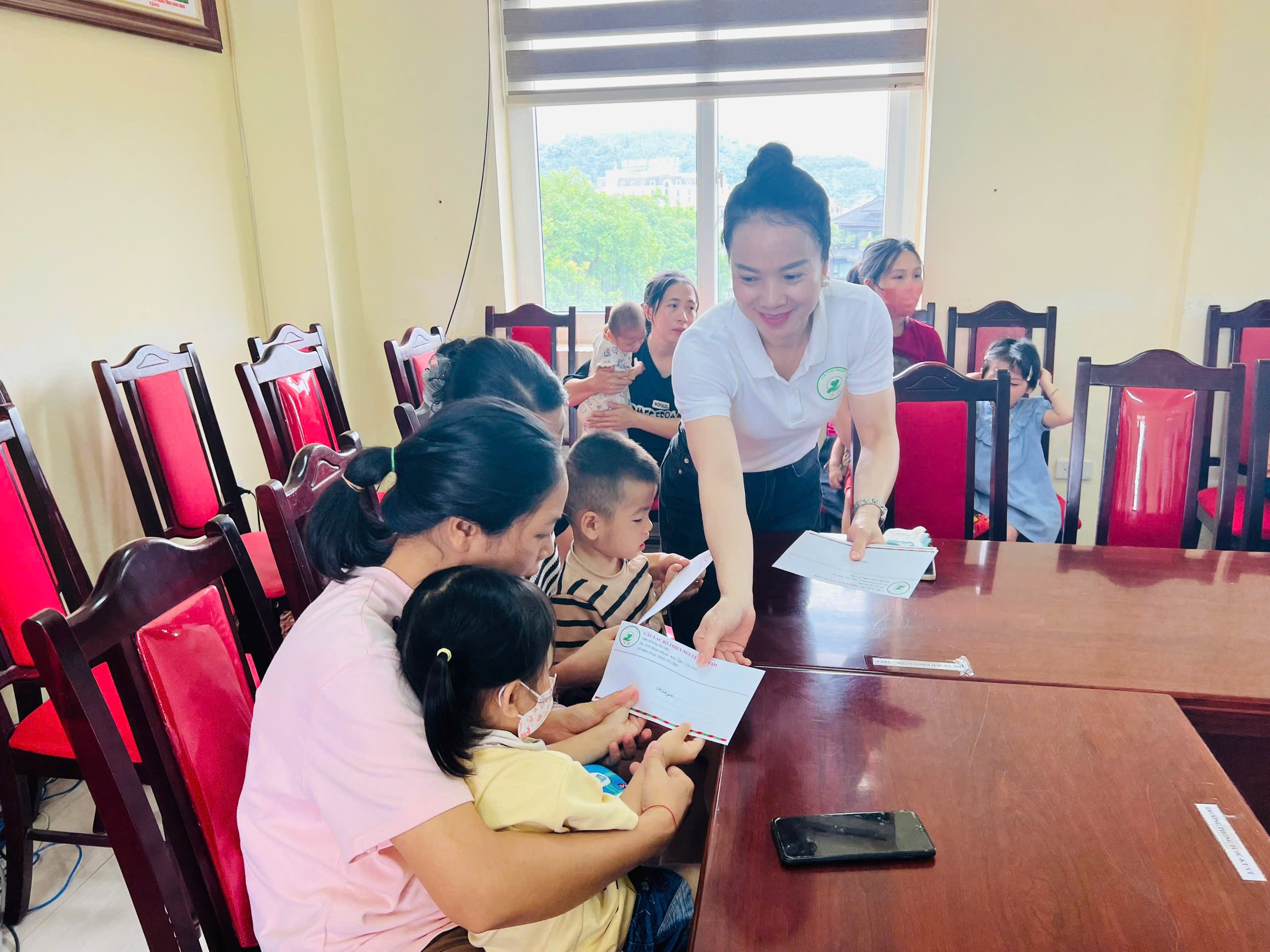 កុមារទទួលបានអំណោយដោយក្តីស្រឡាញ់។ z6653651696297-e34ecdf2538df27056e4524bcf23cf83.jpg