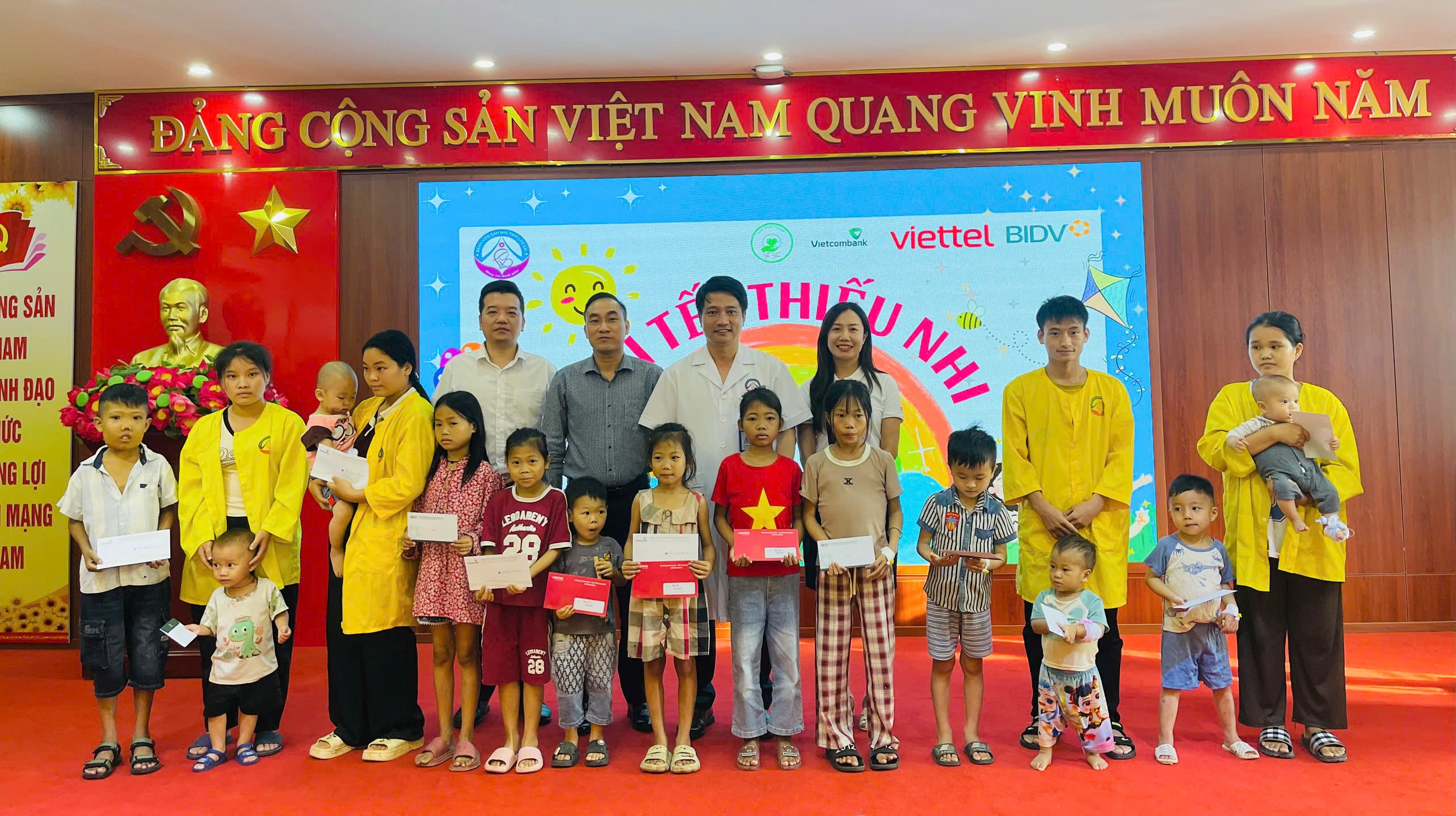 ចែកអំណោយដល់កុមារឈឺក្នុងកម្មវិធី z6655921813760-7aa1e76c39bda222d3a6728bfa179f62.jpg