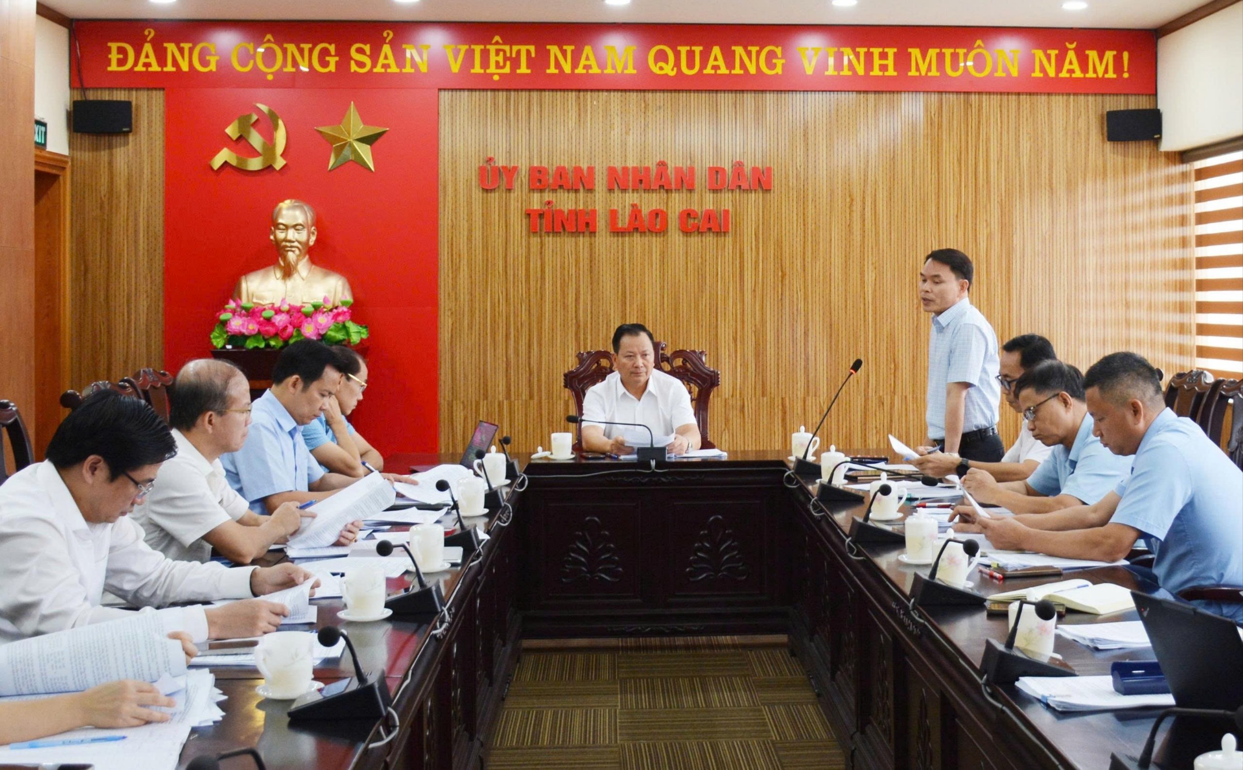 Quang cảnh cuộc họp. z6653867482252-e38868c3eac86317920488bdd5645434-9851.jpg