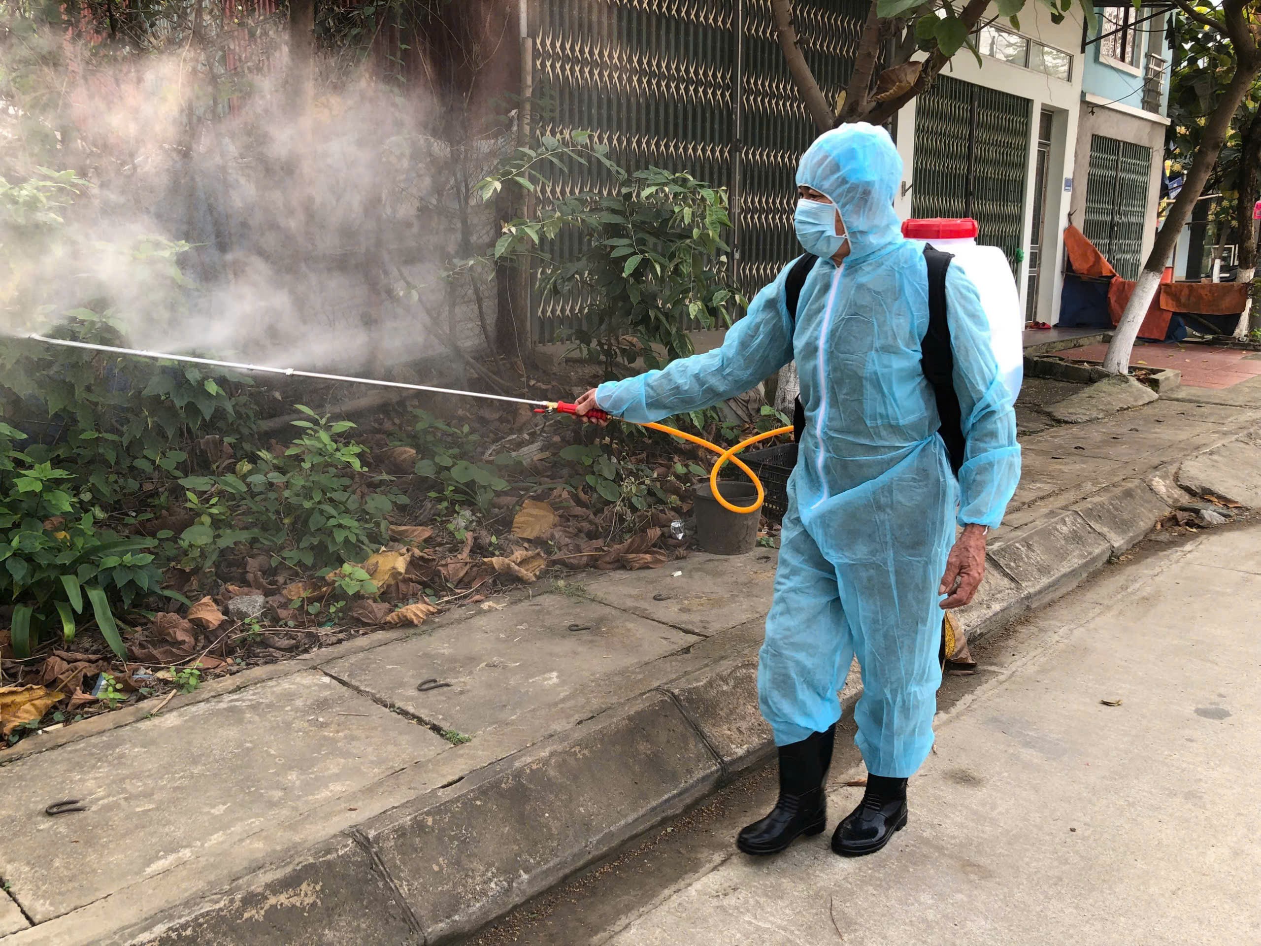 Phun khử khuẩn khu vực khu vực chó dại xuất hiện. z6658713757142-da3848b06f69f979dbe3fa759985dfcd.jpg