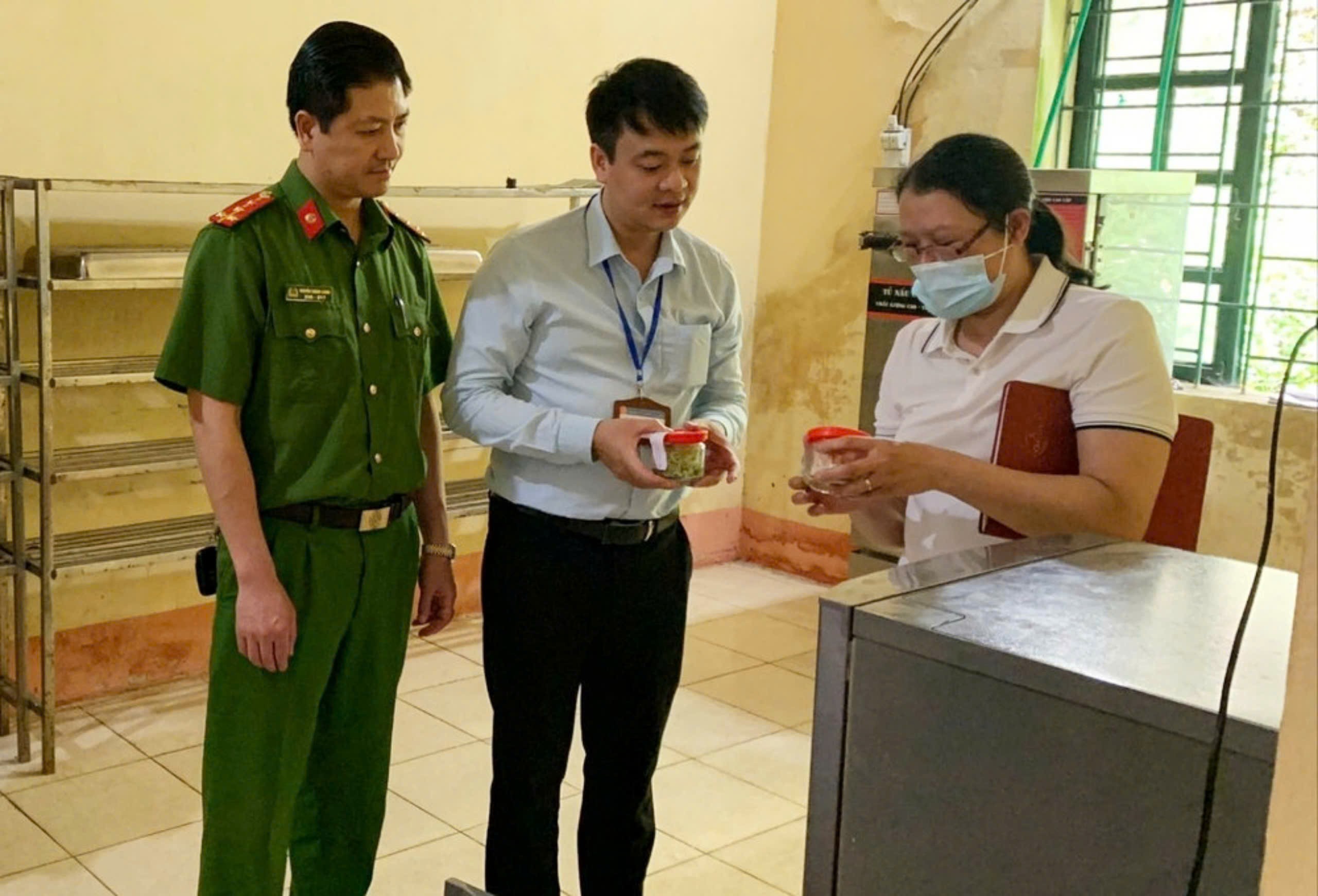 Tăng cường công tác kiểm tra, xử lý kịp thời các vi phạm về an toàn thực phẩm. z5940881654759-9c0b593b2f9a1c09963d658017dadaad-9181.jpg