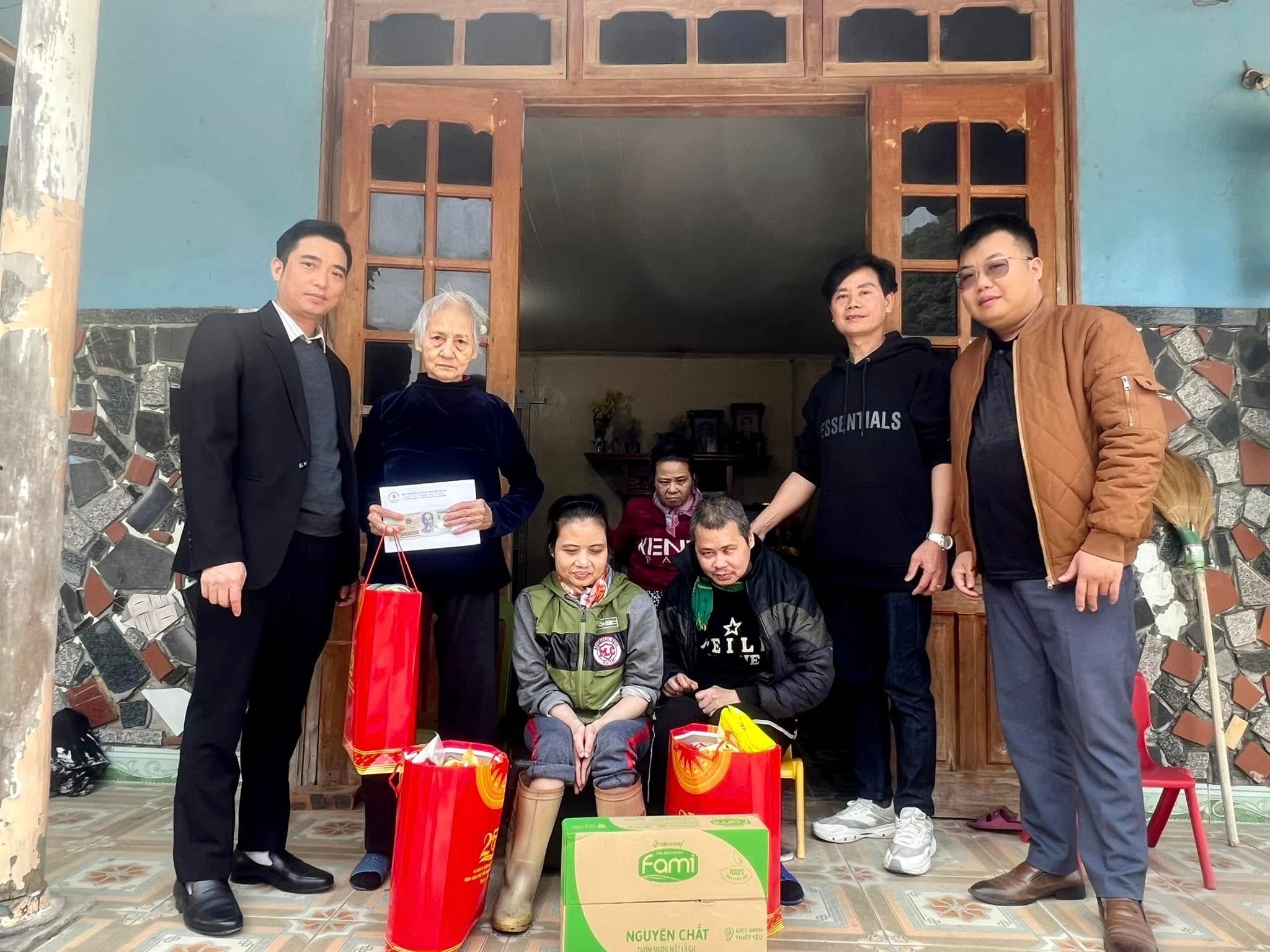 Trao quà Tết cho gia đình bà Lương Thị Năm. 474049216-1155800876545624-4906251249579168880-n.jpg