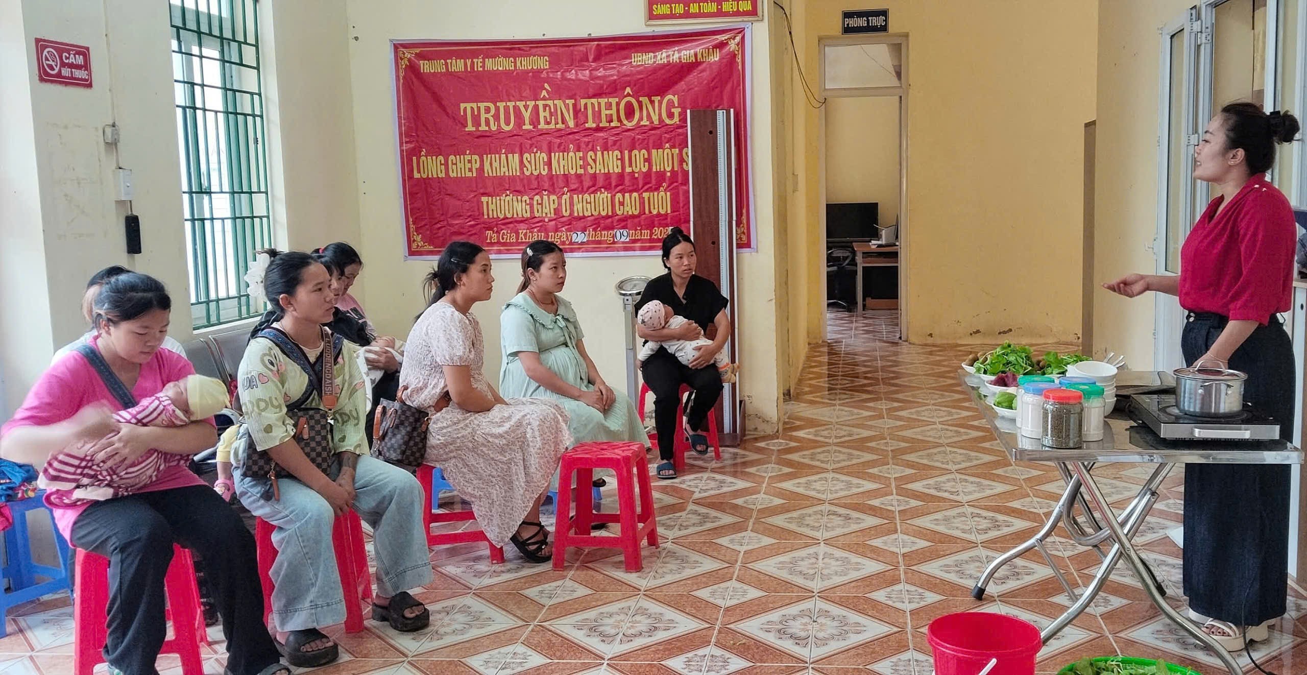Cán bộ Trung tâm Y tế khu vực Mường Khương tư vấn kiến thức chăm sóc sức khỏe cho phụ nữ vùng cao Tả Gia Khâu. z7087905904118-96f82fc0a5784366be3722ea2bce842d.jpg