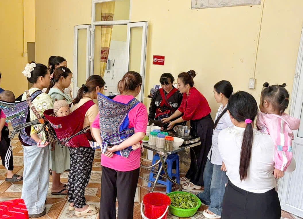 Hướng dẫn bà mẹ nấu bữa ăn đảm bảo dinh dưỡng cho trẻ. z7087905874396-6536306906548a9e7ba5691dff827f44.jpg