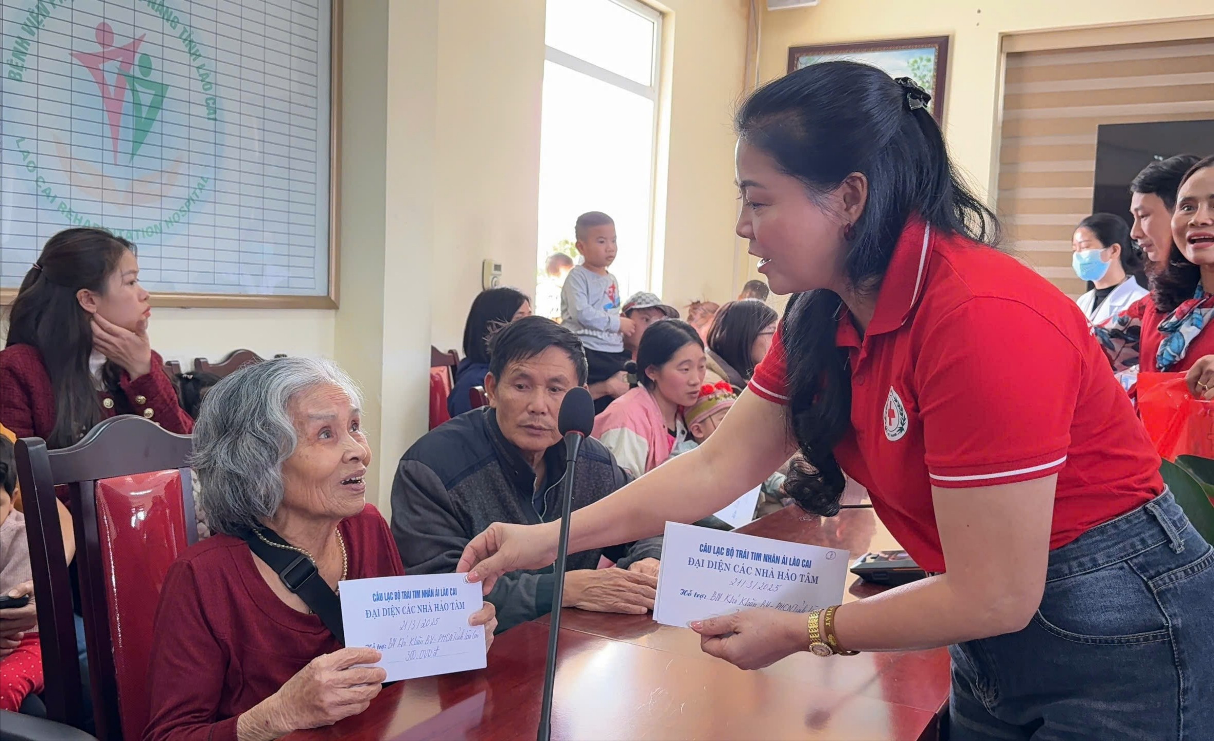 Trao quà cho bệnh nhân có hoàn cảnh khó khăn. z6428267404952-56713af342bd037e120532efef874e86-3668.jpg