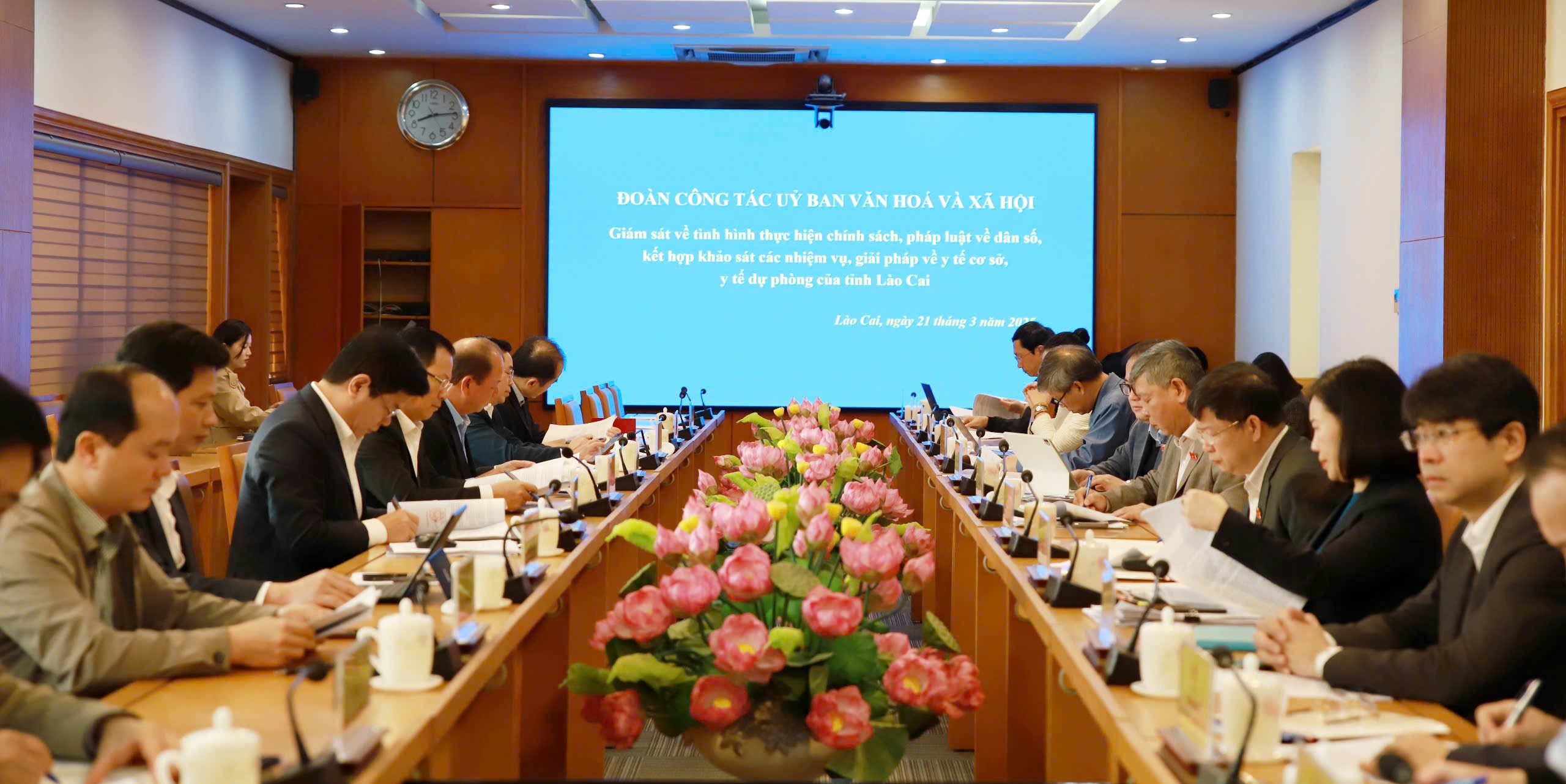 Quang cảnh buổi làm việc. z6427318209889-b8d210ed2fe00a0d77077a6f5e6ccfd0.jpg