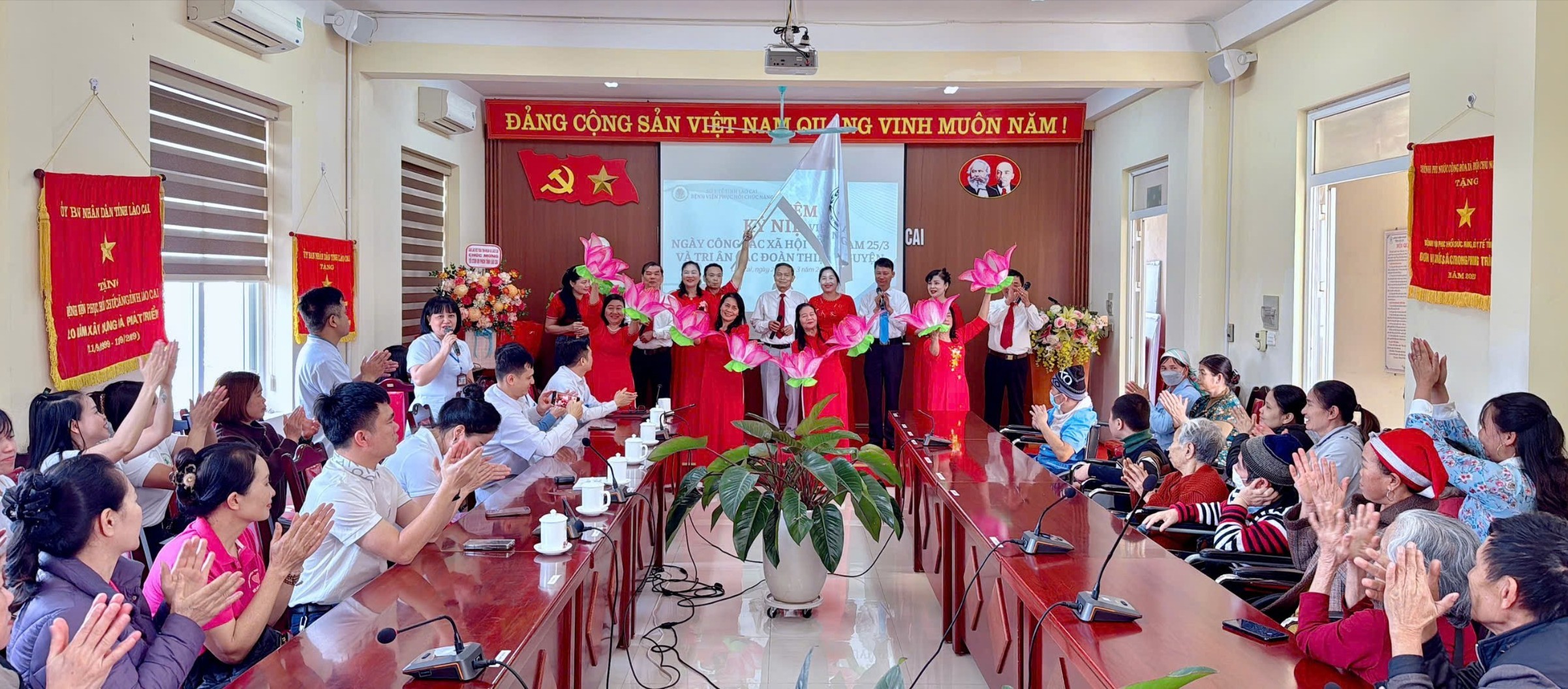 Quang cảnh chương trình. z6428267299952-babea2ea932a851f8ea98ac7f026cdb6-1025.jpg
