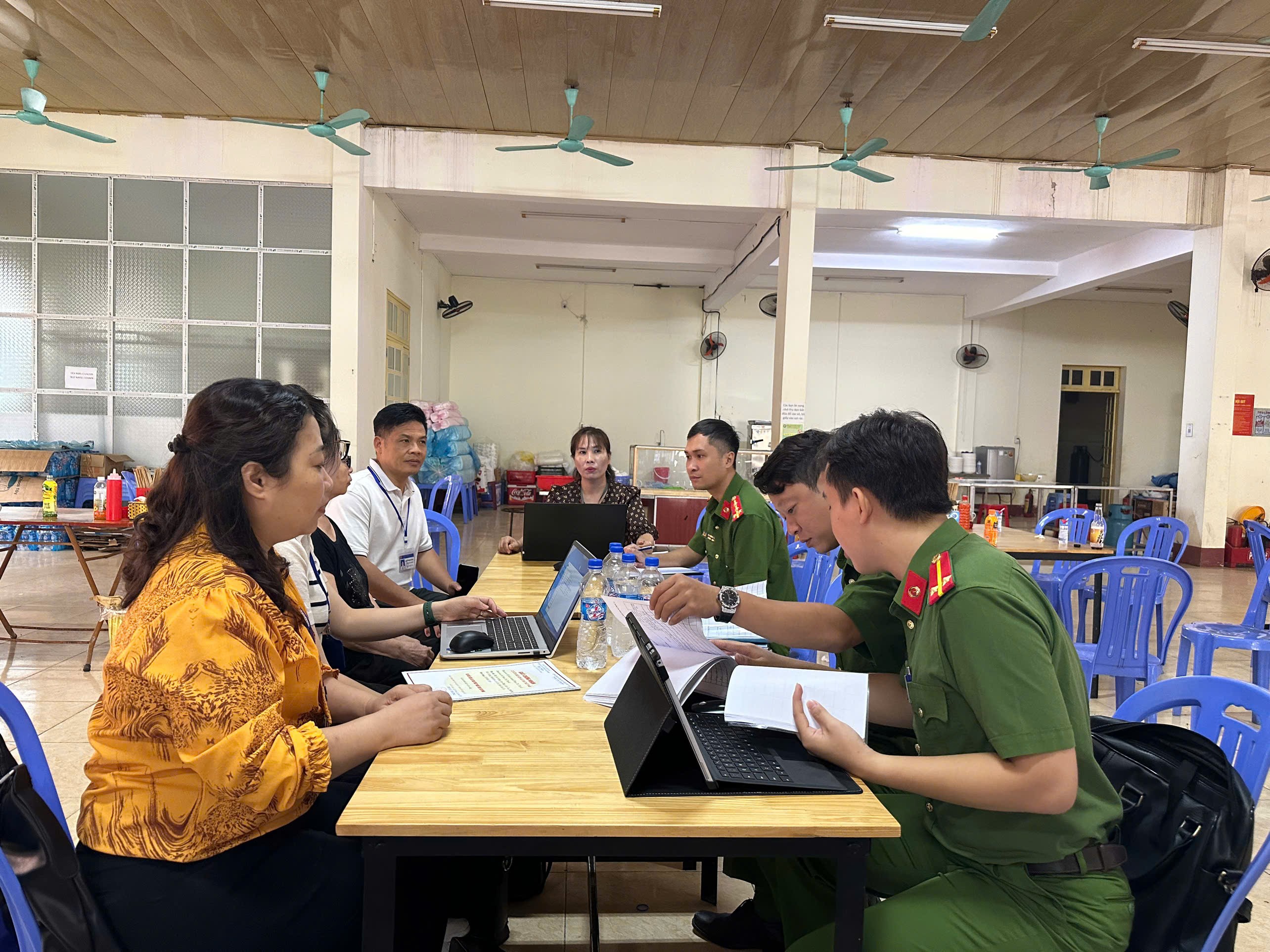 Đoàn Kiểm tra liên ngành kiểm tra bếp ăn tập thể Trường Cao đẳng Lào Cai. z5914763383369-c10ce2c259c933ff15390d146b2758ba-3141.jpg