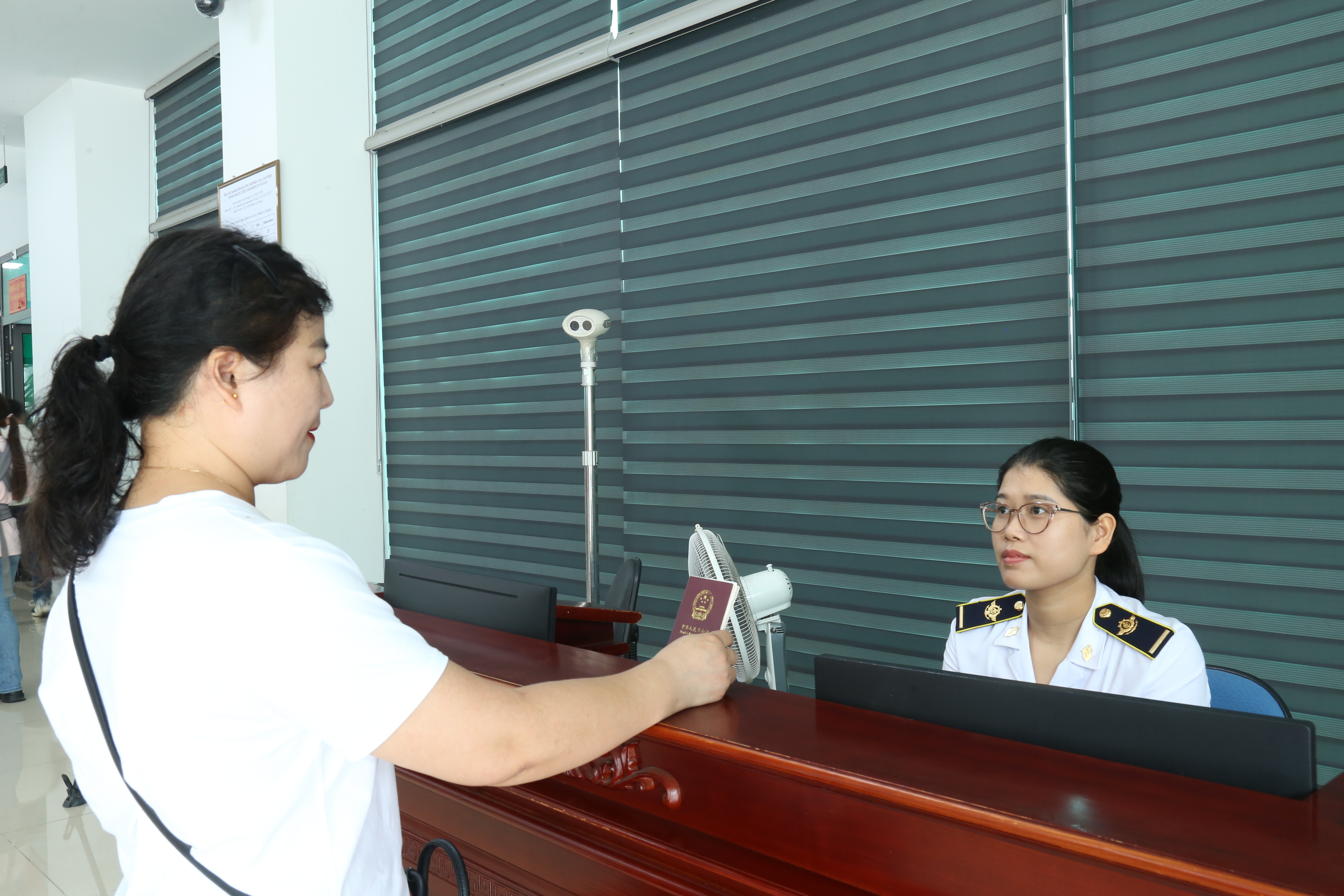 Việc khai báo tình hình sức khỏe của người xuất - nhập cảnh được thực hiện nghiêm ngặt. img-0249.jpg