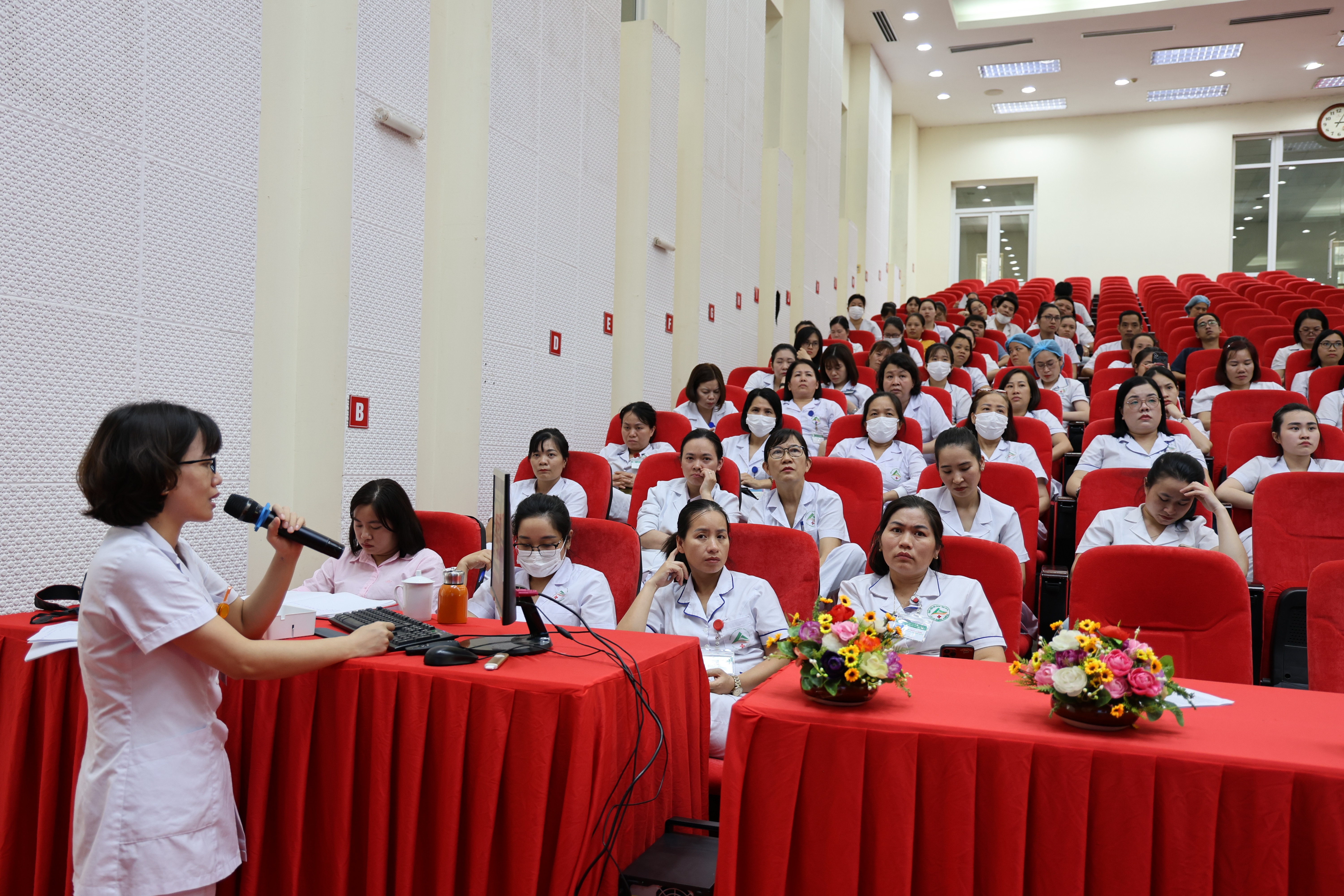 Thạc sĩ Nguyễn Ngọc Bích truyền đạt kiến thức tại lớp tập huấn. 060a4040.jpg